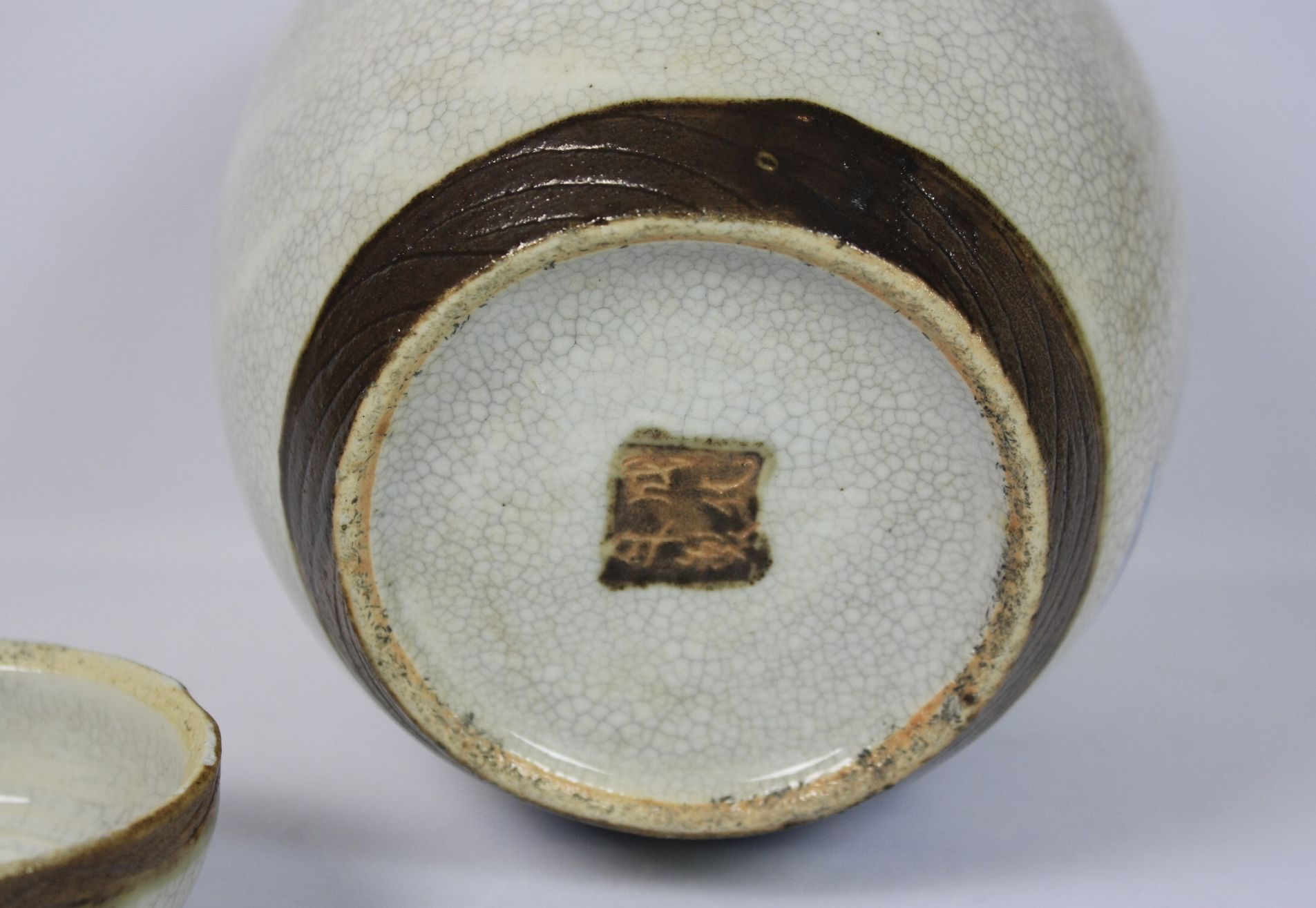 044 A Chinese blue and white porcelain jar with lid