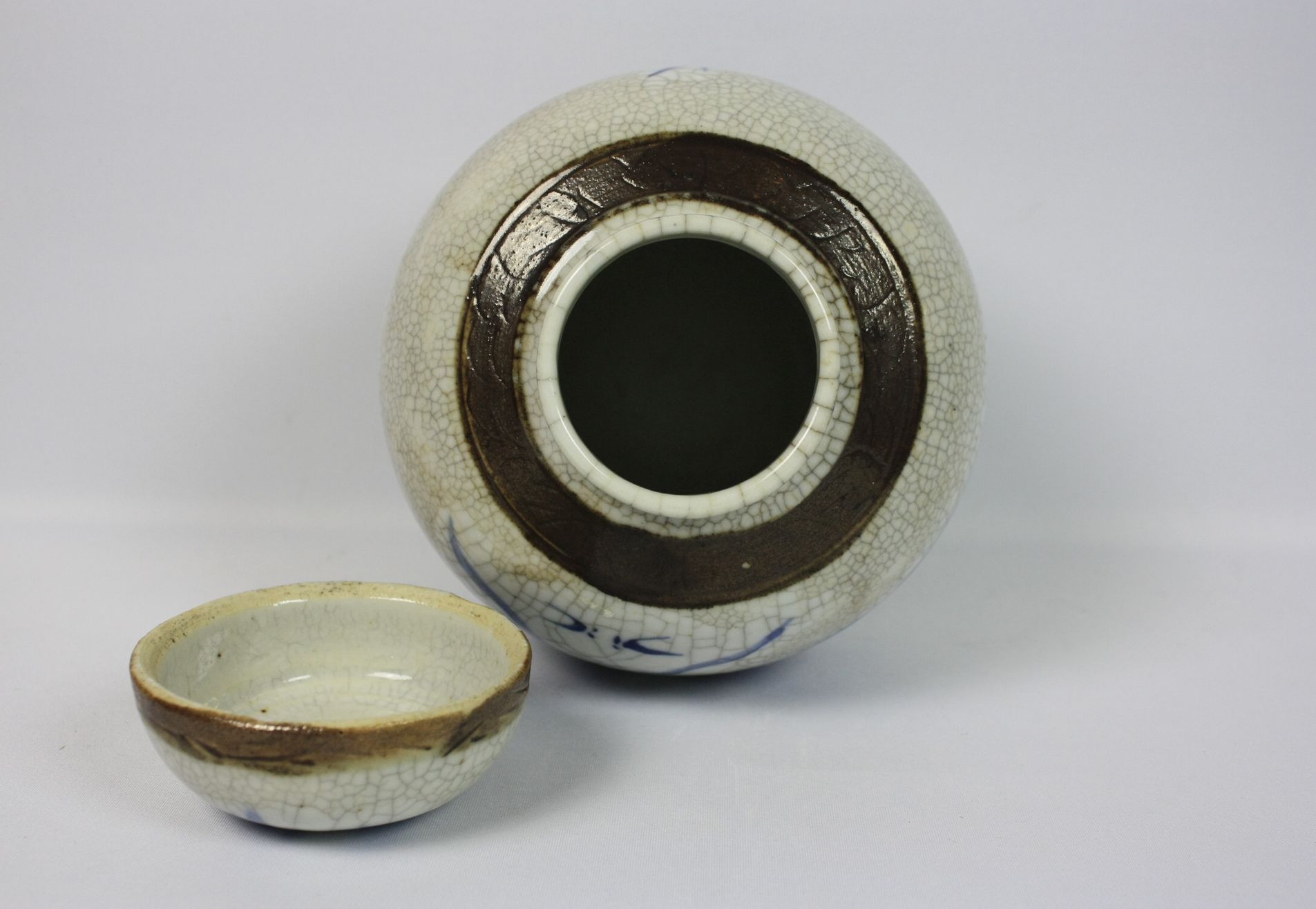 044 A Chinese blue and white porcelain jar with lid
