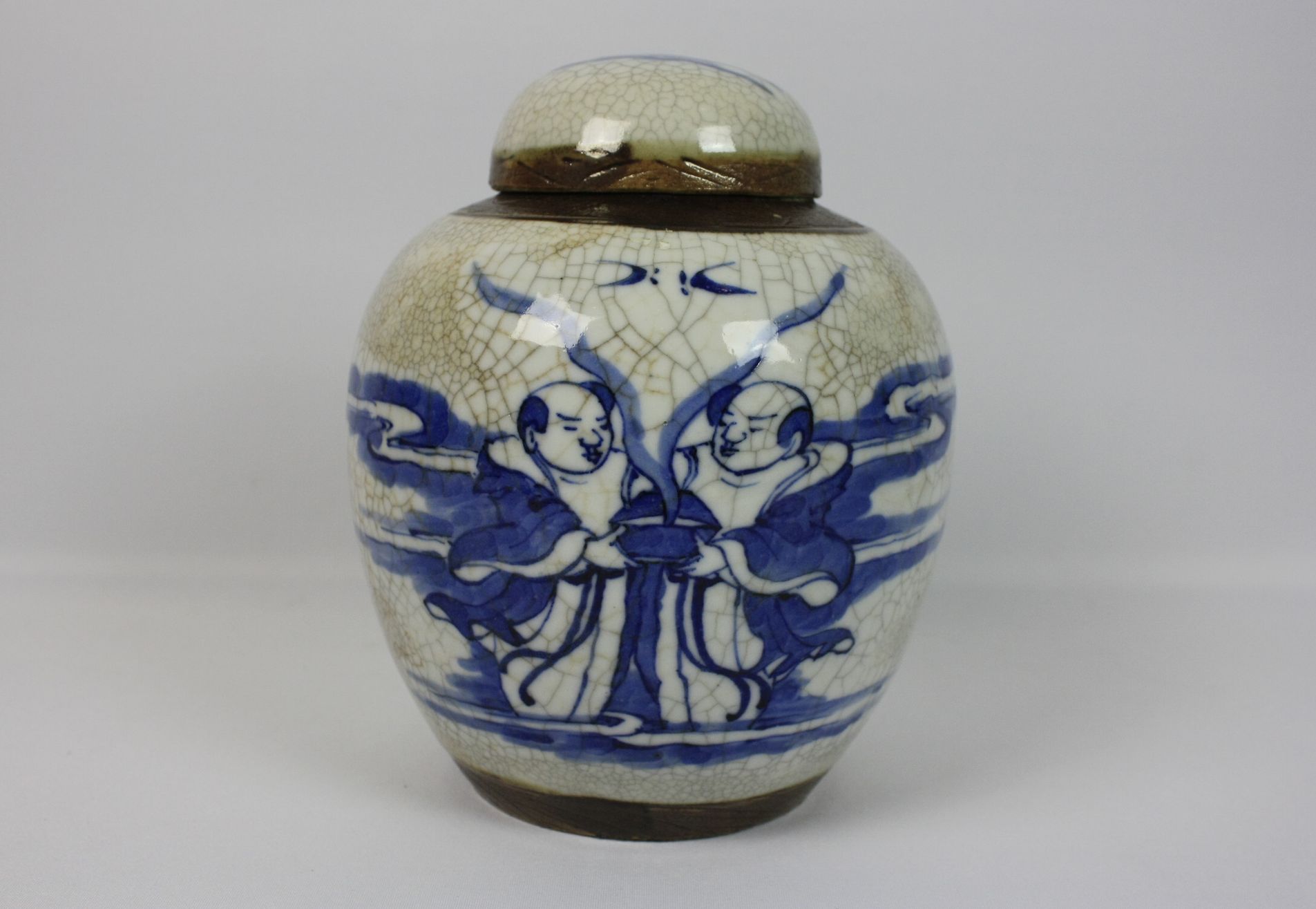 044 A Chinese blue and white porcelain jar with lid