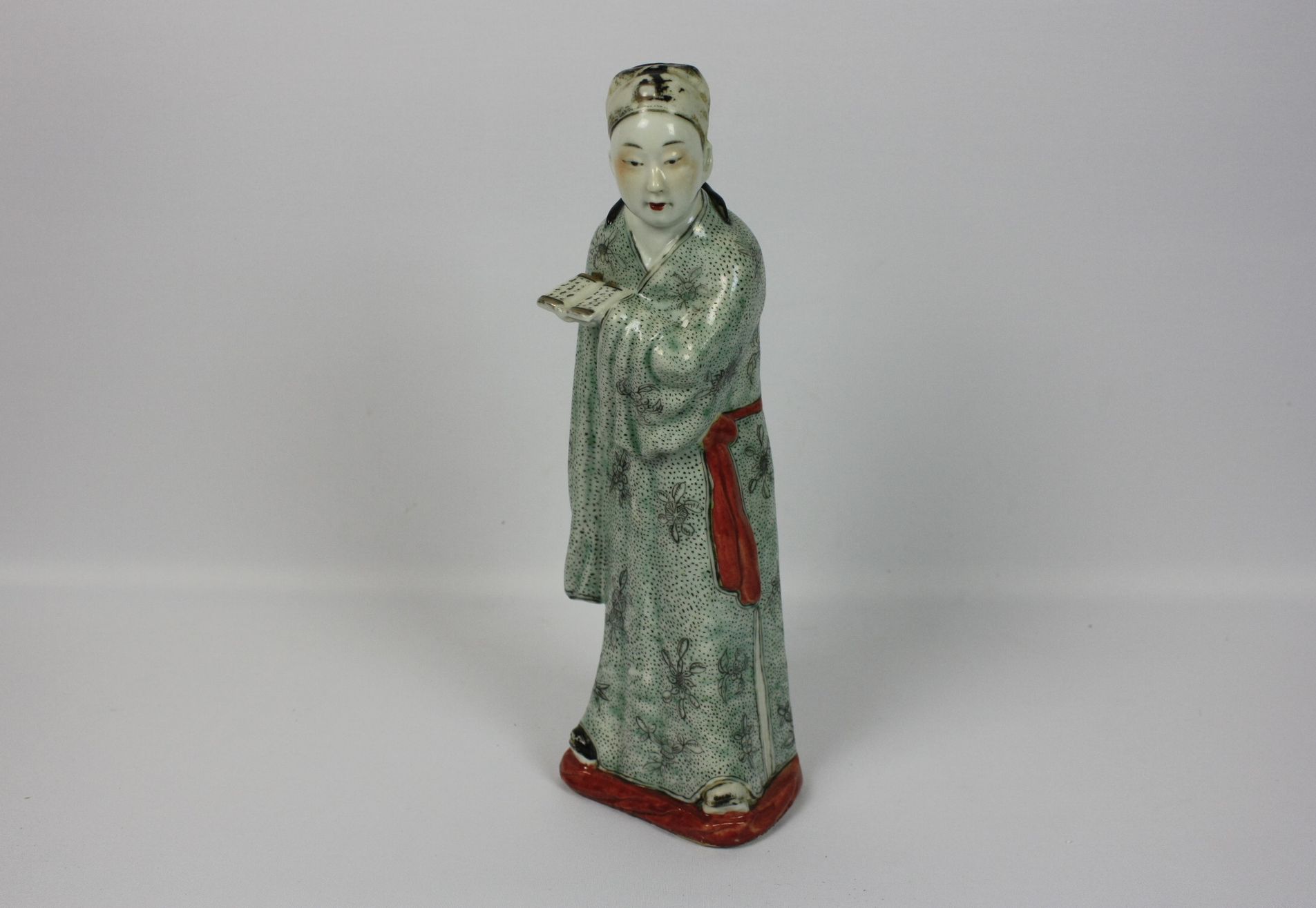 039 Een Chinese met sancai-glazuur geglazuurde aardewerken figuur van een edelvrouw