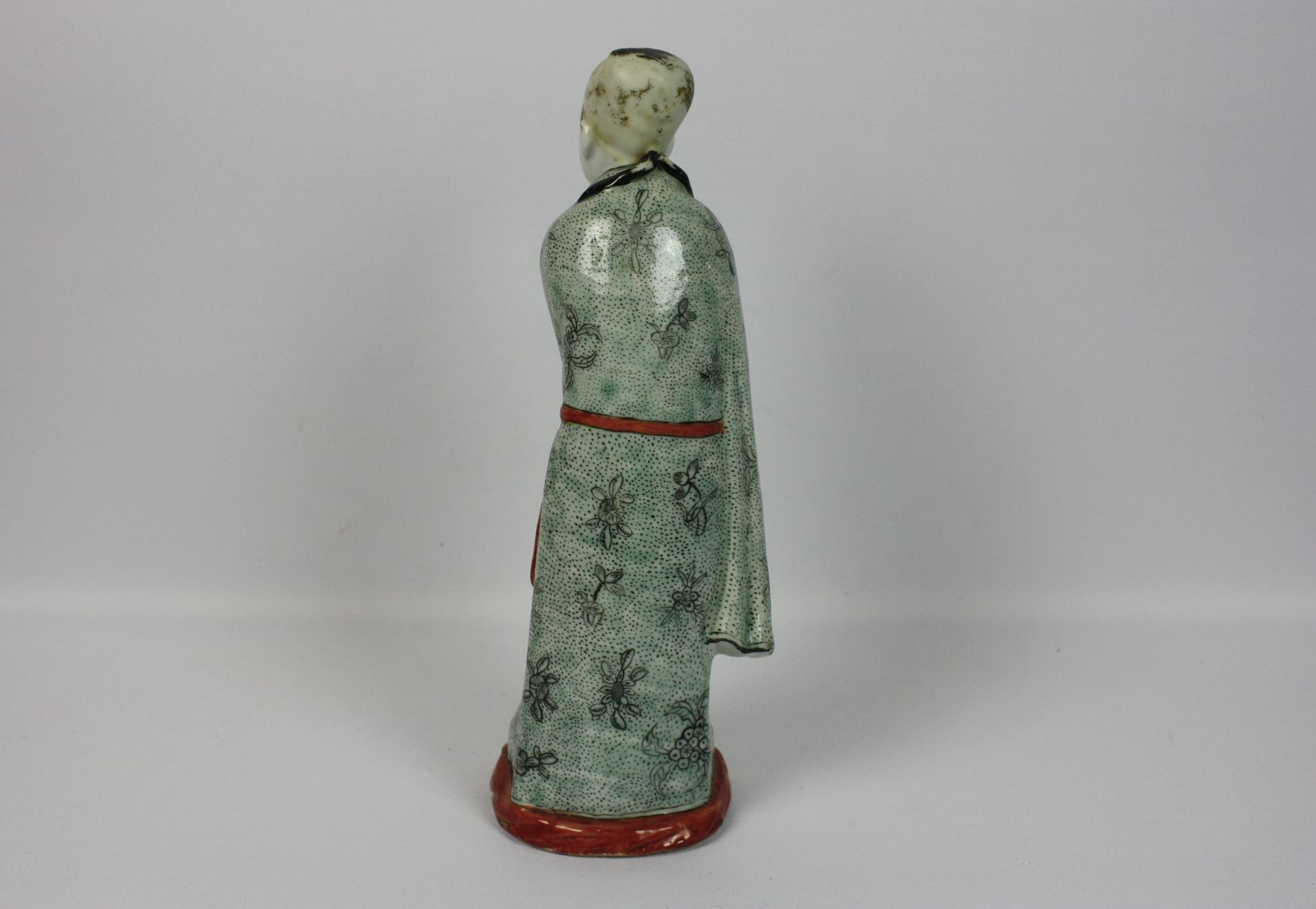 039 Een Chinese met sancai-glazuur geglazuurde aardewerken figuur van een edelvrouw