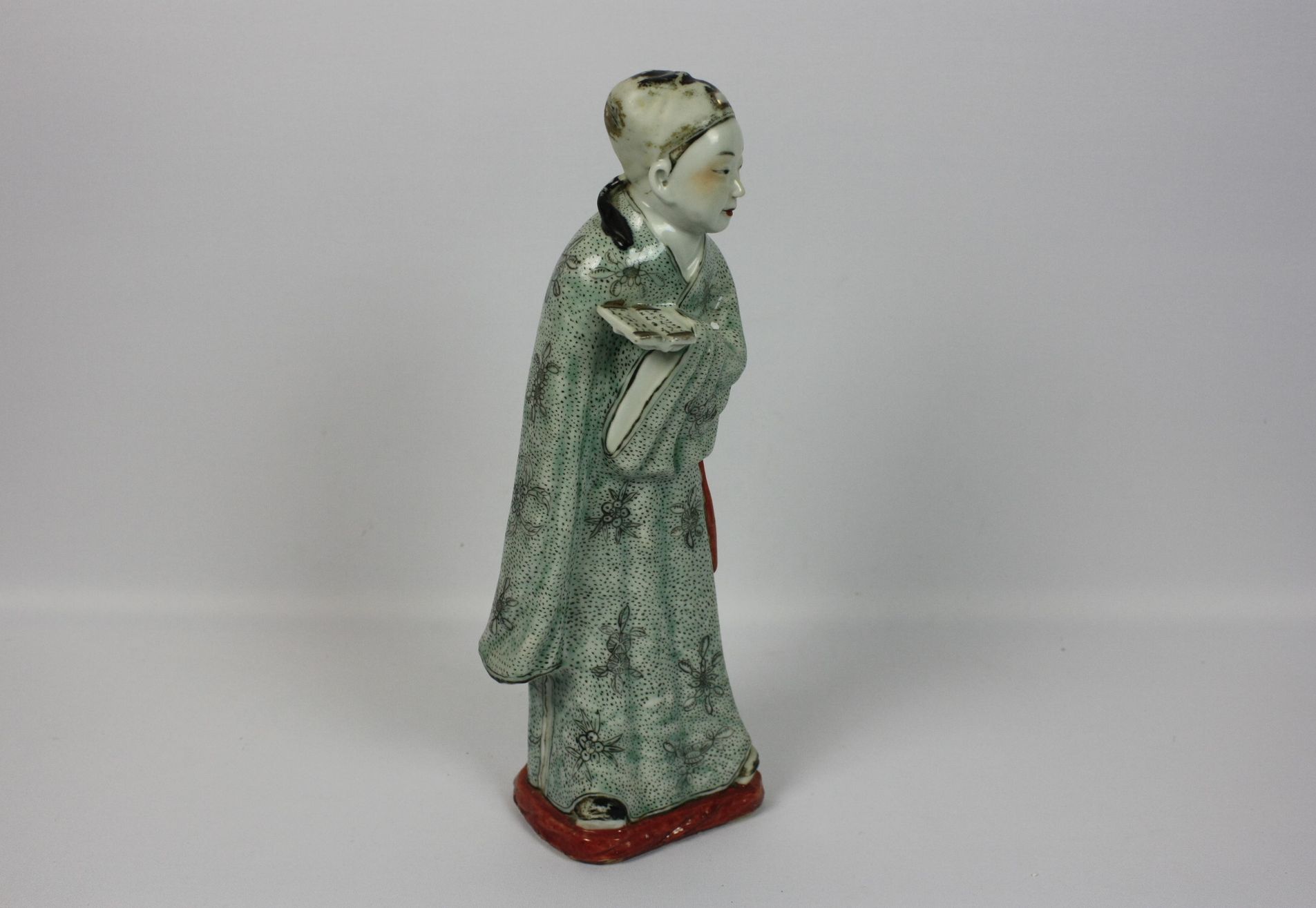 039 Een Chinese met sancai-glazuur geglazuurde aardewerken figuur van een edelvrouw