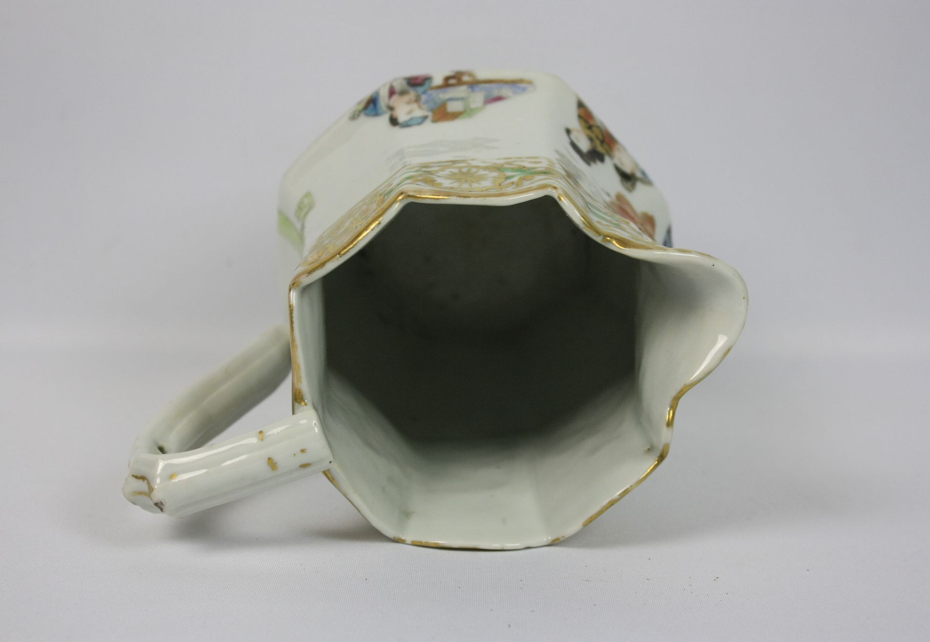 037 A large Chinese famille rose porcelain jug