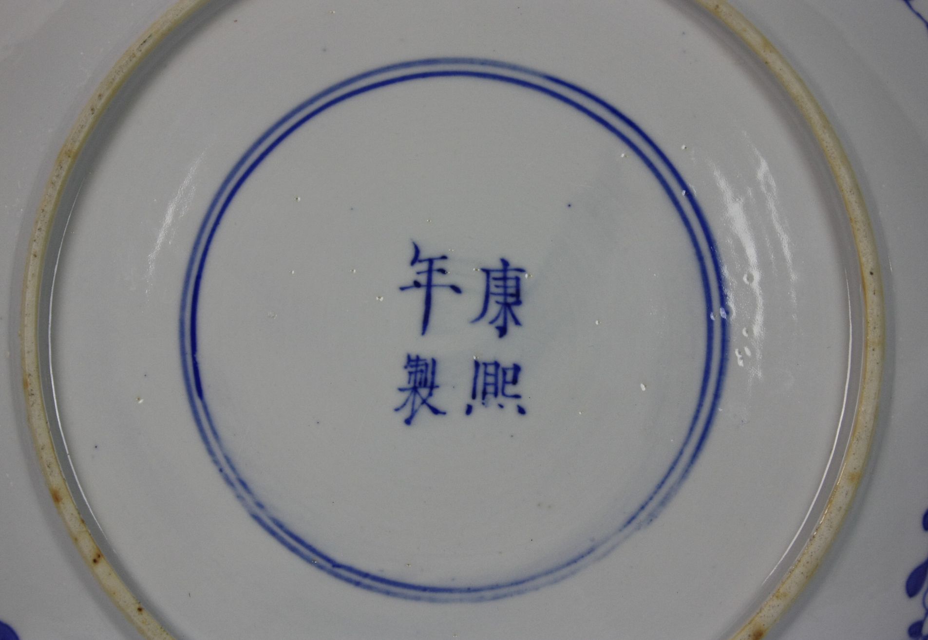036 Een Chinese blauw-witte porseleinen schotel