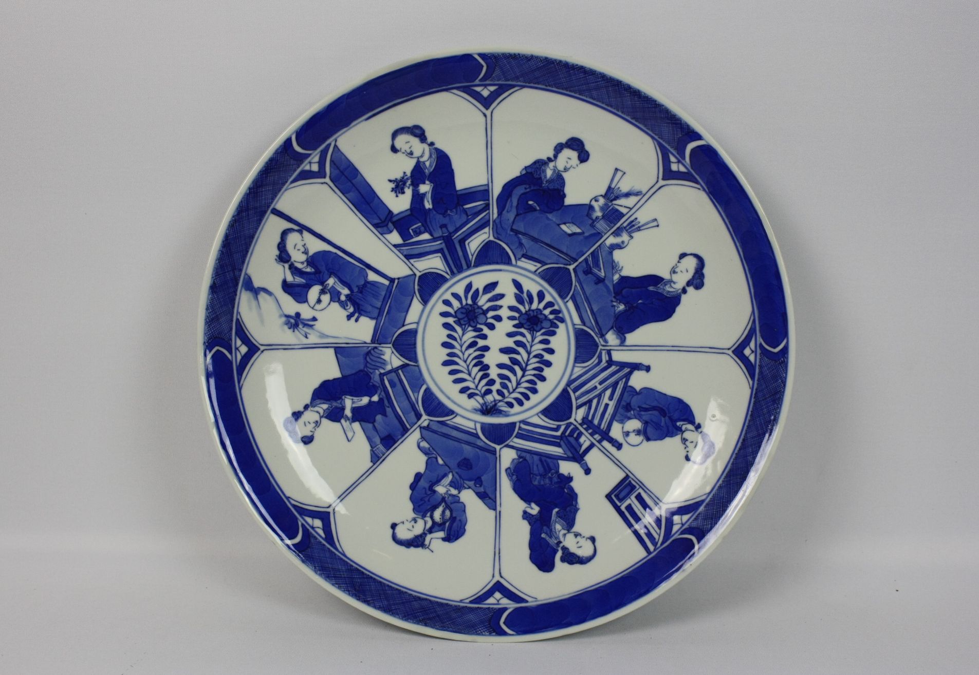 036 Een Chinese blauw-witte porseleinen schotel
