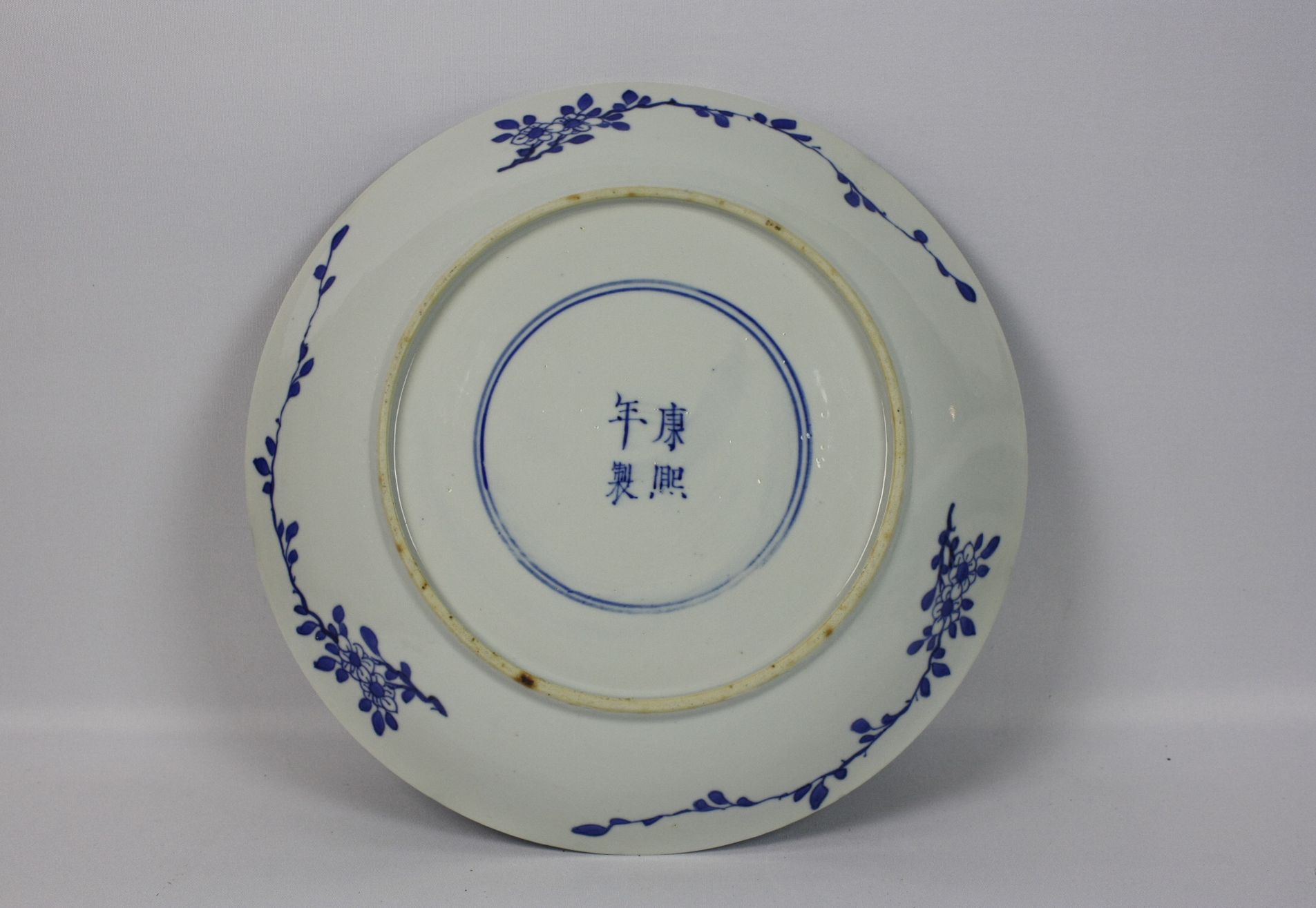 036 Een Chinese blauw-witte porseleinen schotel