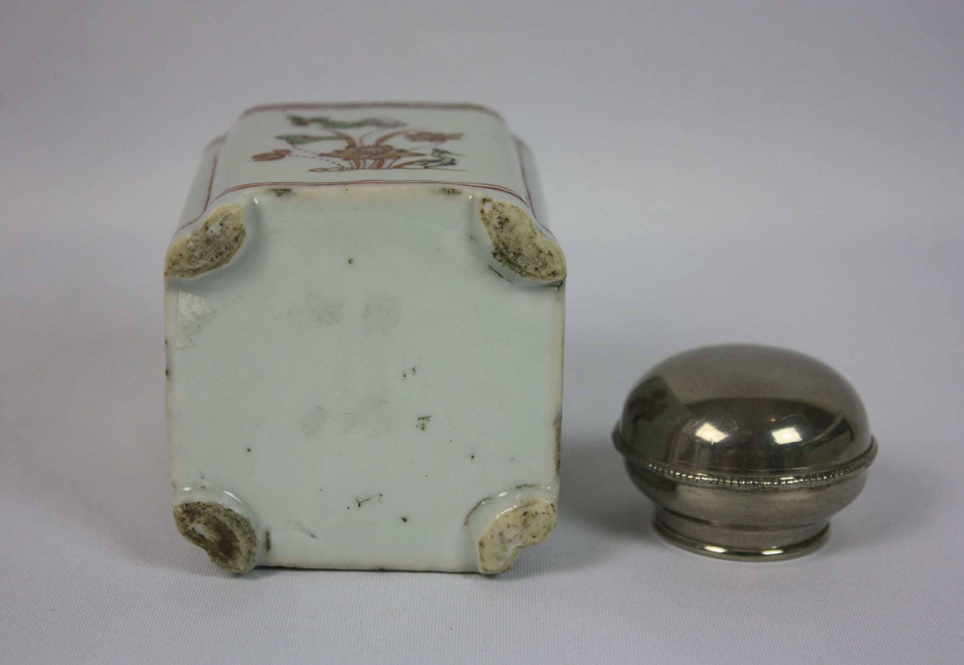 034 A Chinese porcelain tea caddy with silver lid