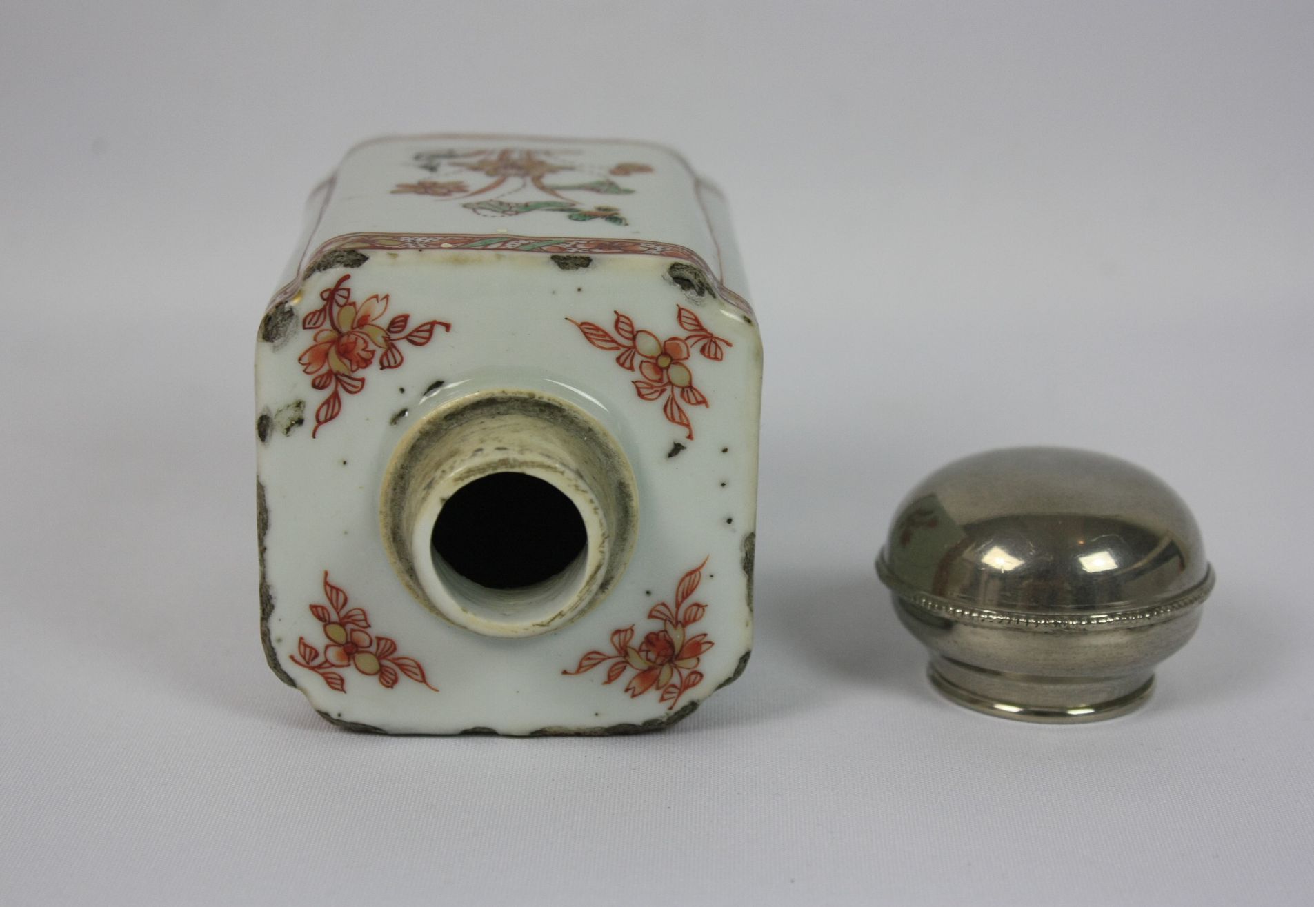 034 A Chinese porcelain tea caddy with silver lid