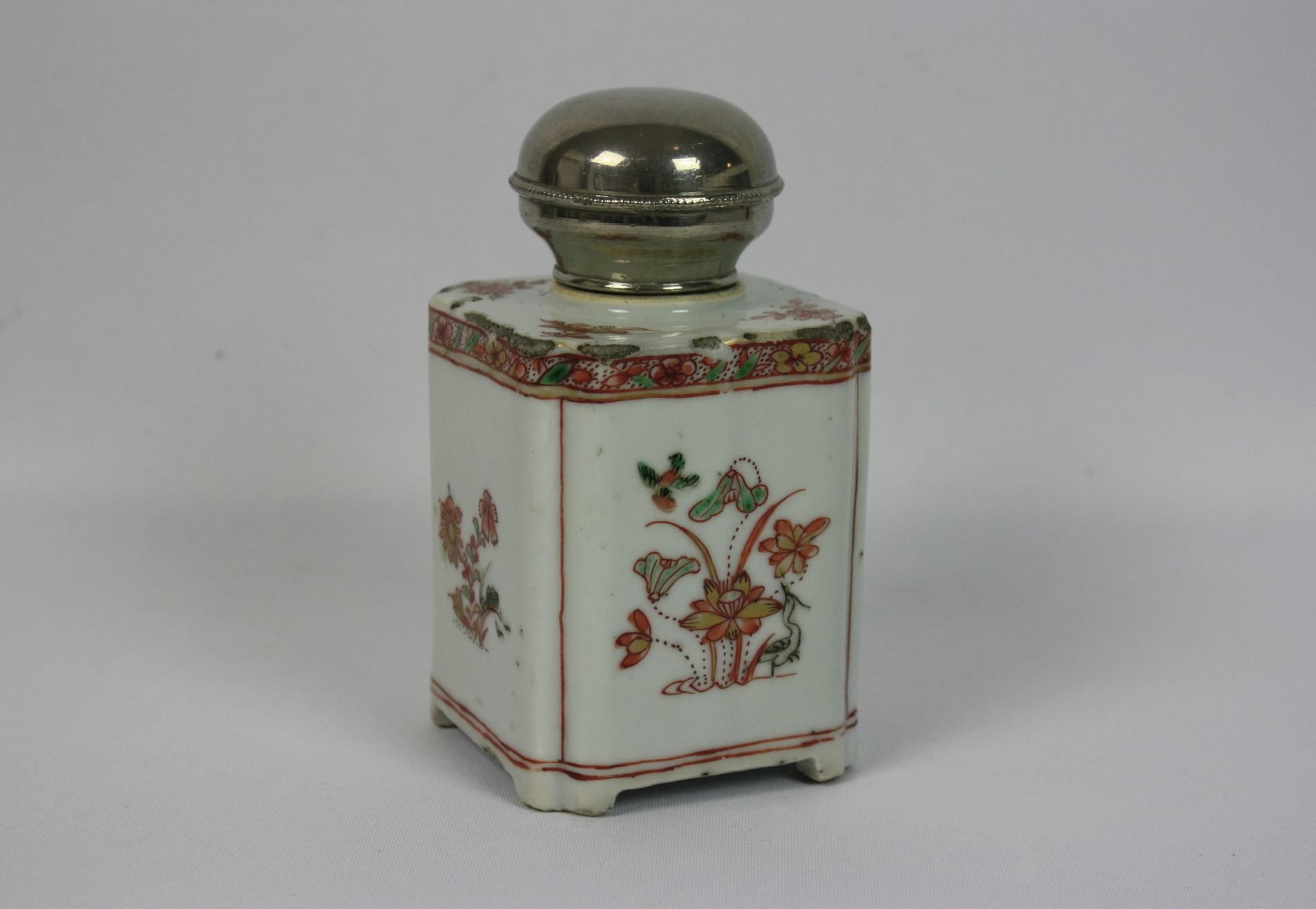 034 A Chinese porcelain tea caddy with silver lid
