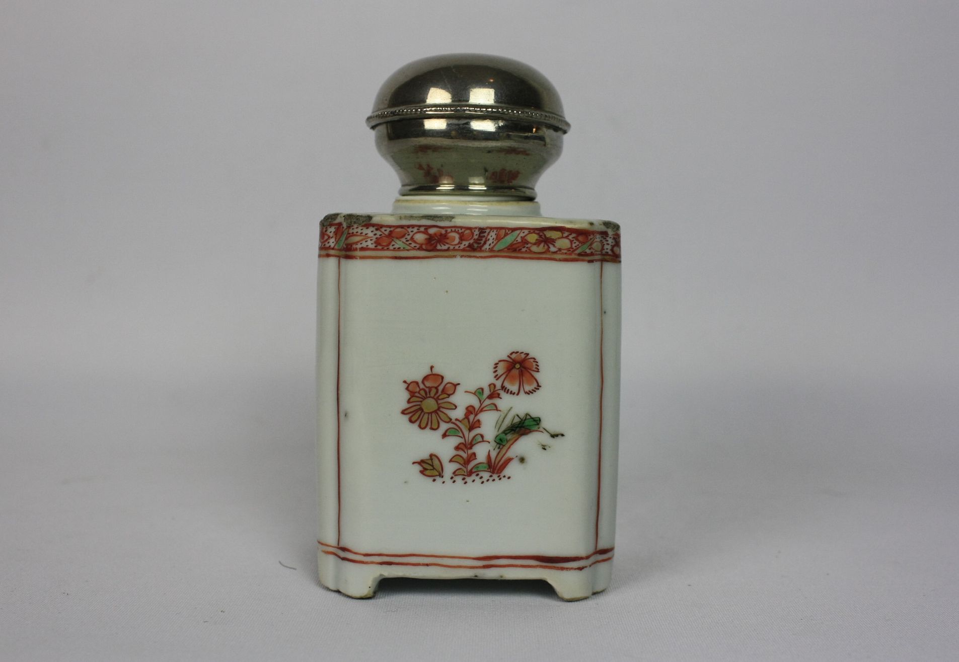 034 A Chinese porcelain tea caddy with silver lid
