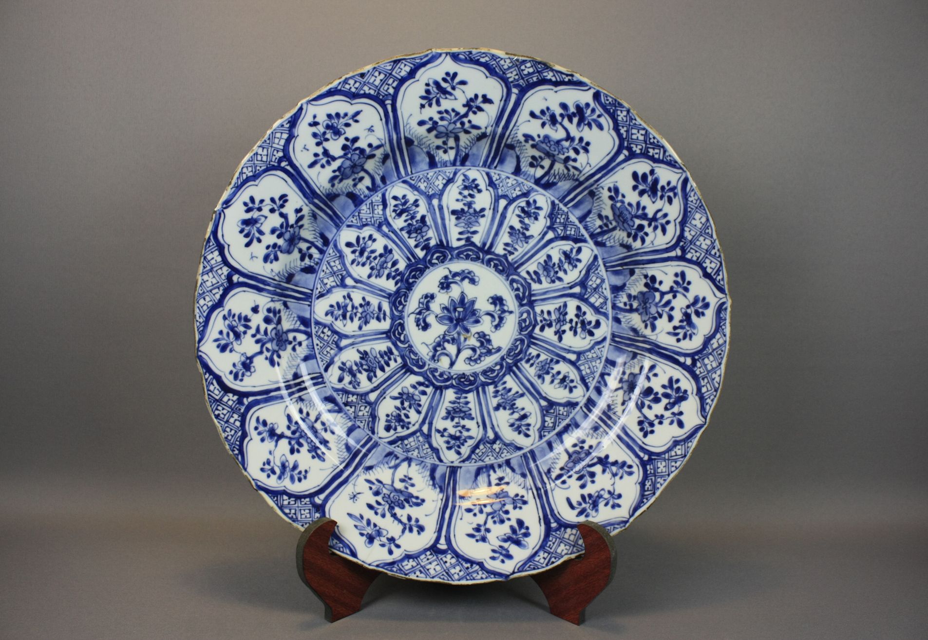 031 Groot Chinees blauw-wit porseleinen bord met bloemendecoratie