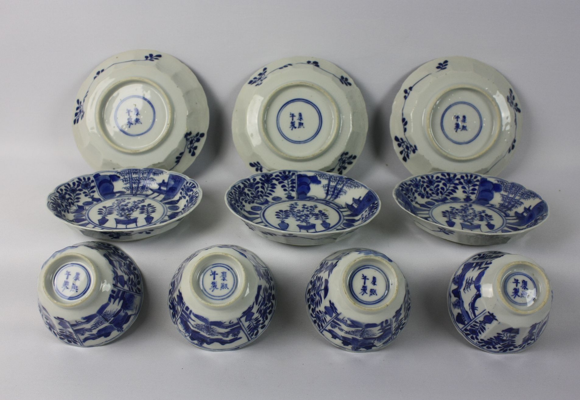 028 Een groep Chinese blauw-witte kopjes en schotels, versierd met landschappen en antiquiteiten