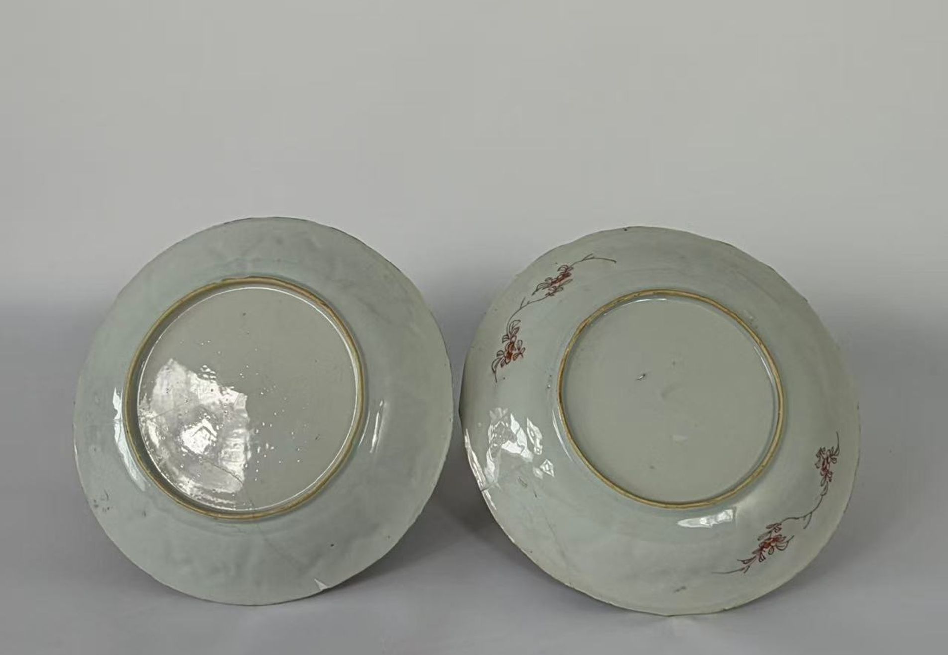 026 Een in ijzerrood en goud gedecoreerde schotel met figuren en florale motieven, Kangxi-periode (Qing-dynastie, 1662–1722)