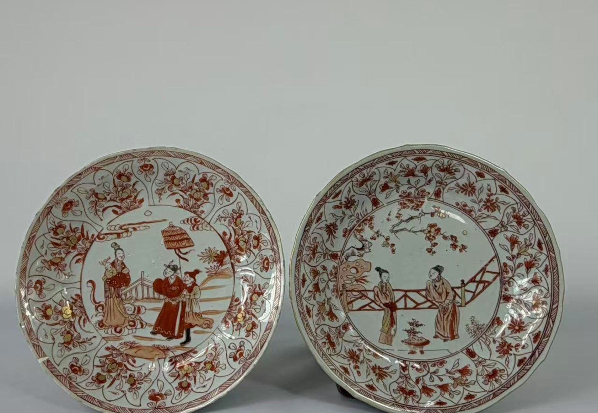 026 Een in ijzerrood en goud gedecoreerde schotel met figuren en florale motieven, Kangxi-periode (Qing-dynastie, 1662–1722)