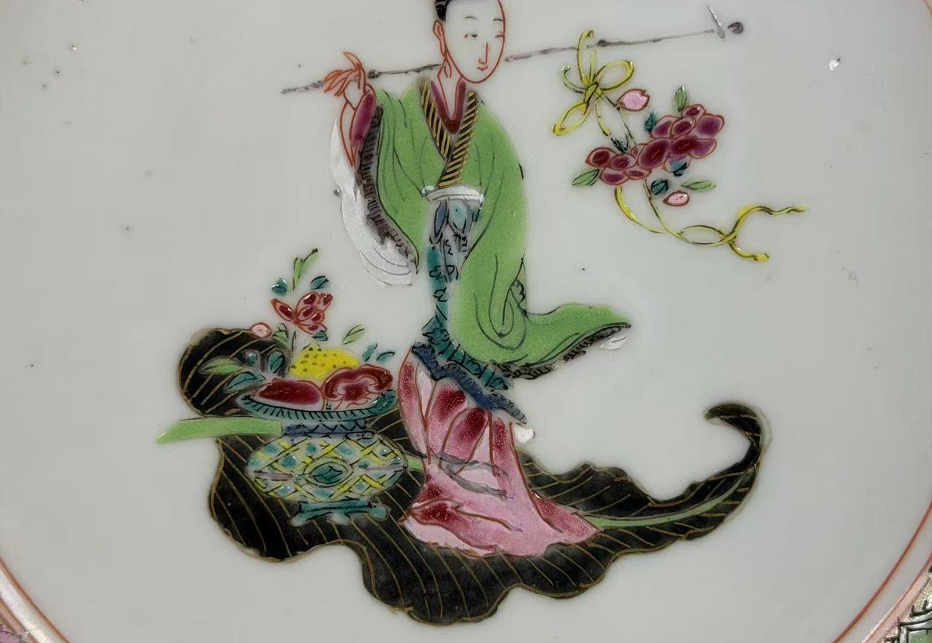 043 Yongzheng-periode famille rose schotel met figuurdecor, Qing-dynastie