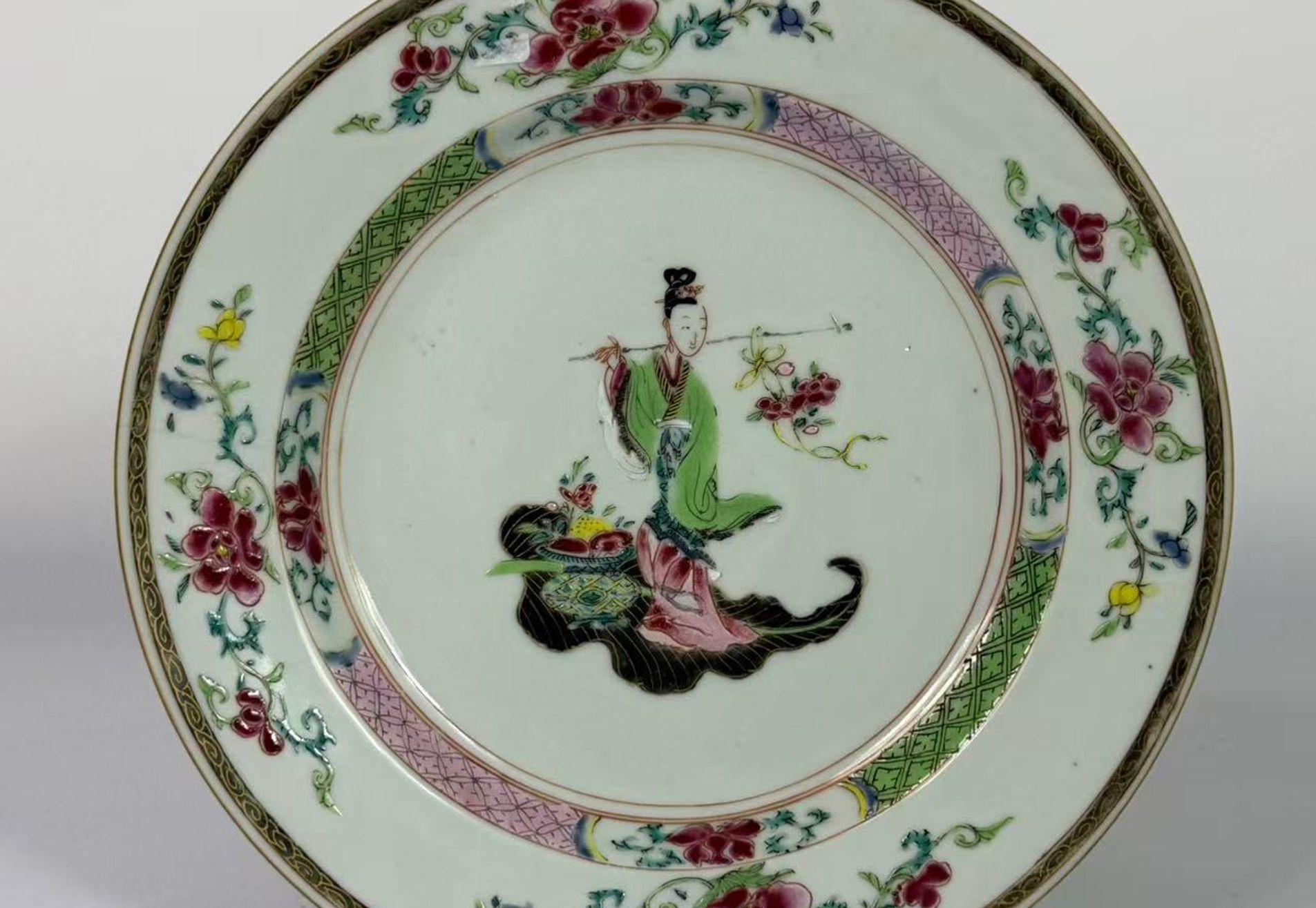 043 Yongzheng-periode famille rose schotel met figuurdecor, Qing-dynastie