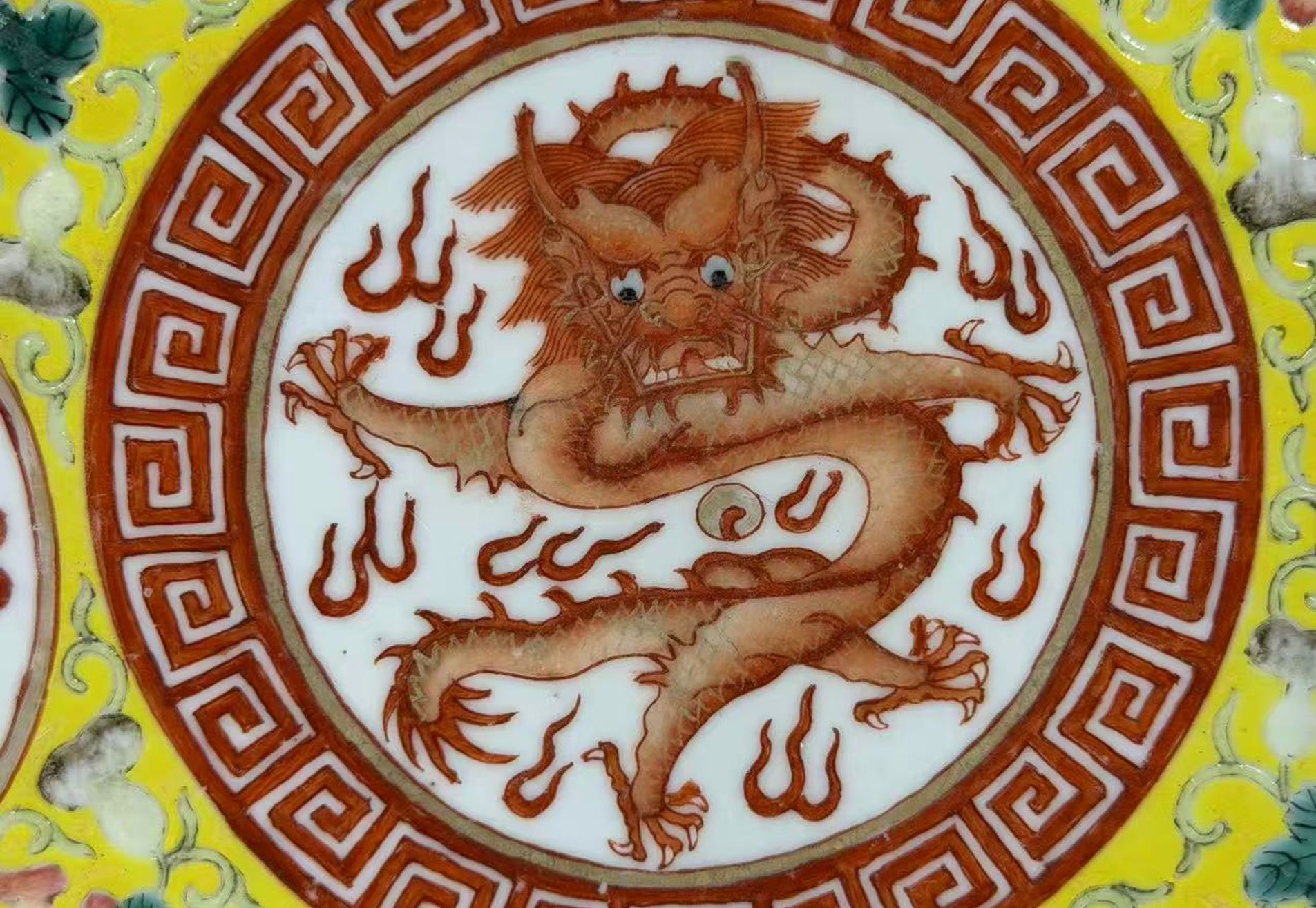 045 Laat Qing-dynastie famille rose schotel met draak- en fenixdecor