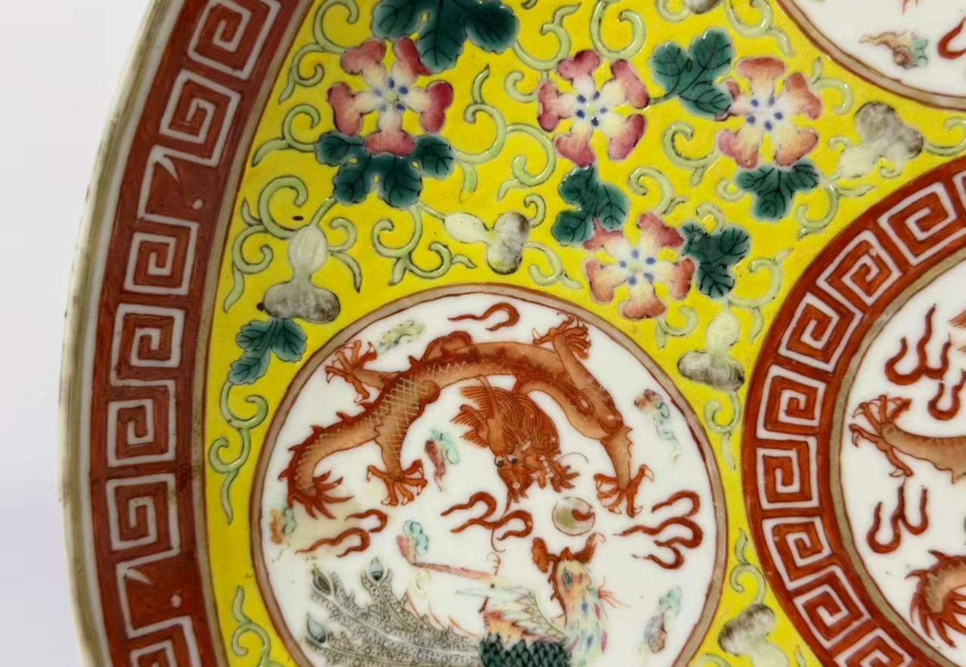 045 Laat Qing-dynastie famille rose schotel met draak- en fenixdecor