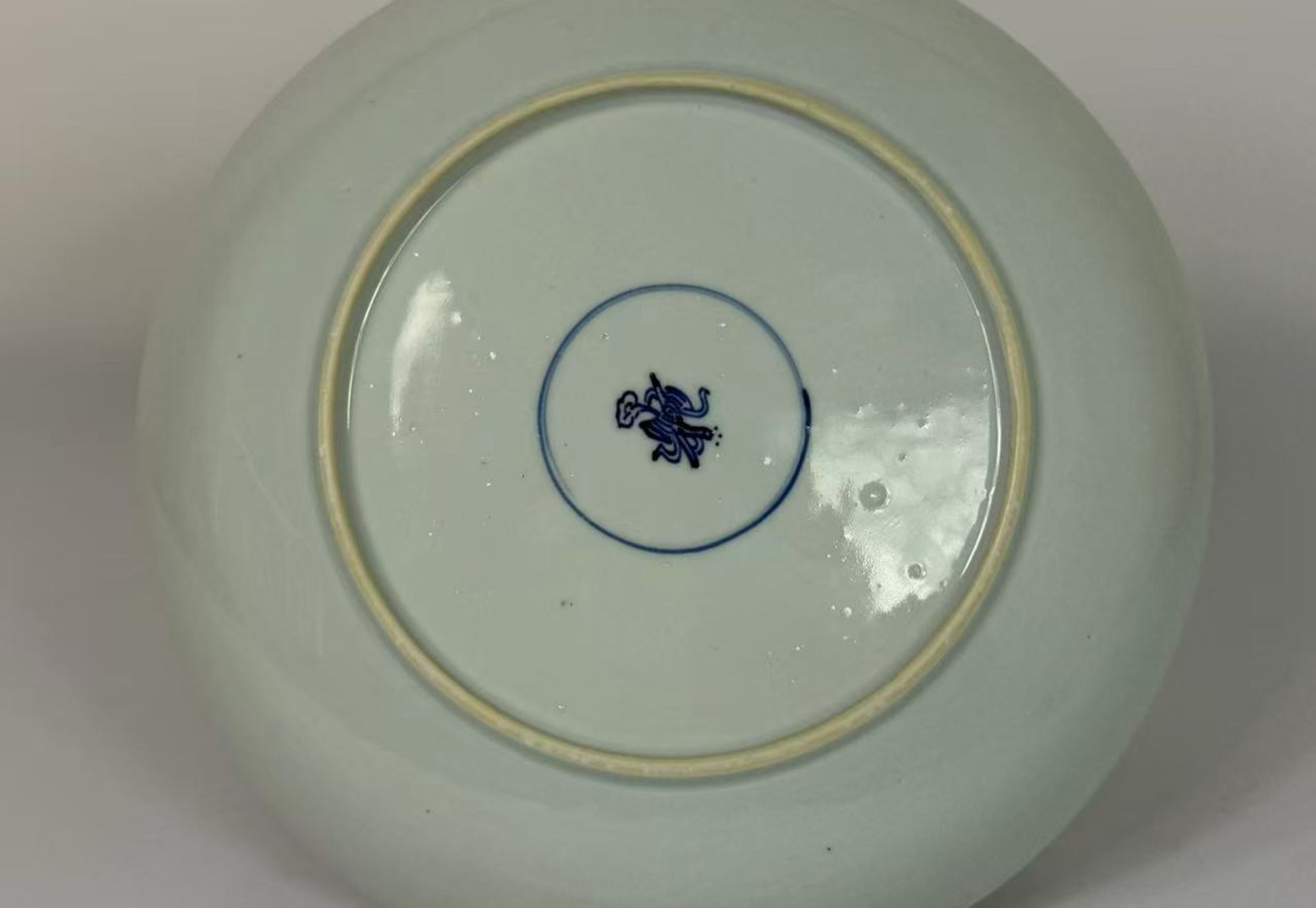042 Kangxi-periode blauw-witte schotel met ‘Romance of the Western Chamber’ figuurdecor, Qing-dynastie
