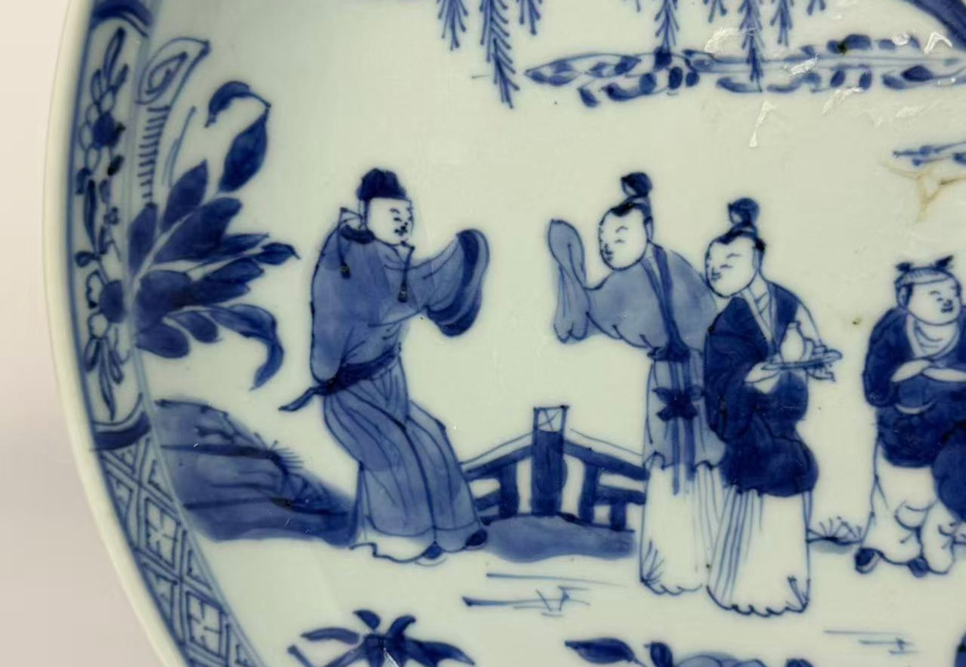 042 Kangxi-periode blauw-witte schotel met ‘Romance of the Western Chamber’ figuurdecor, Qing-dynastie