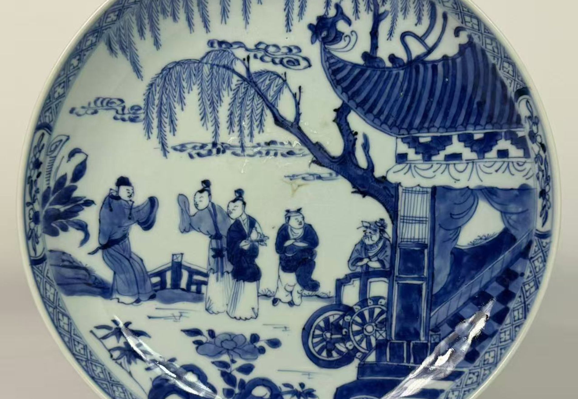 042 Kangxi-periode blauw-witte schotel met ‘Romance of the Western Chamber’ figuurdecor, Qing-dynastie