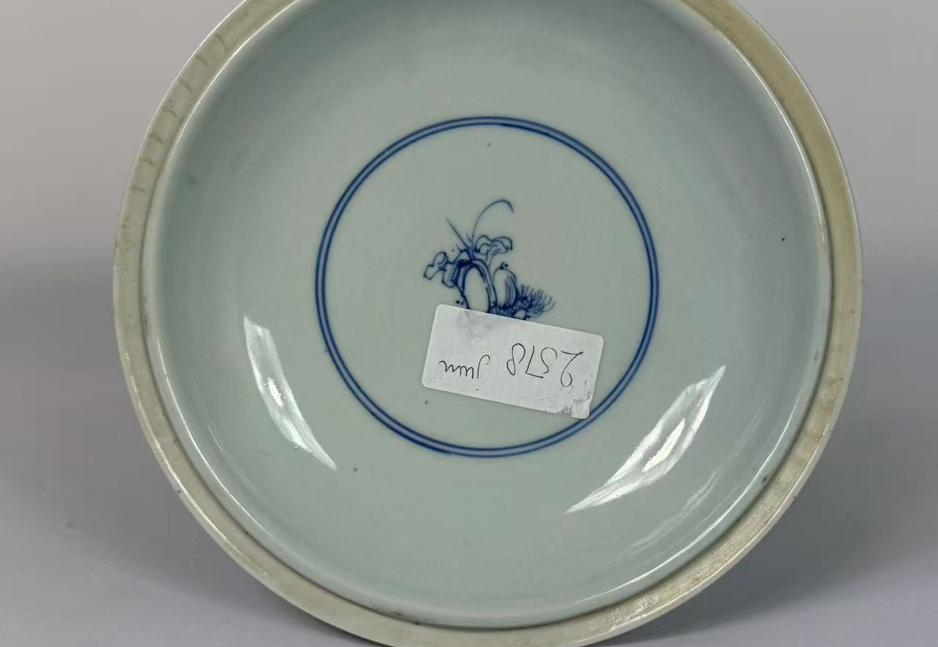 041 Kangxi-periode blauw-witte gedekte soepterrine met figuurdecor, Qing-dynastie