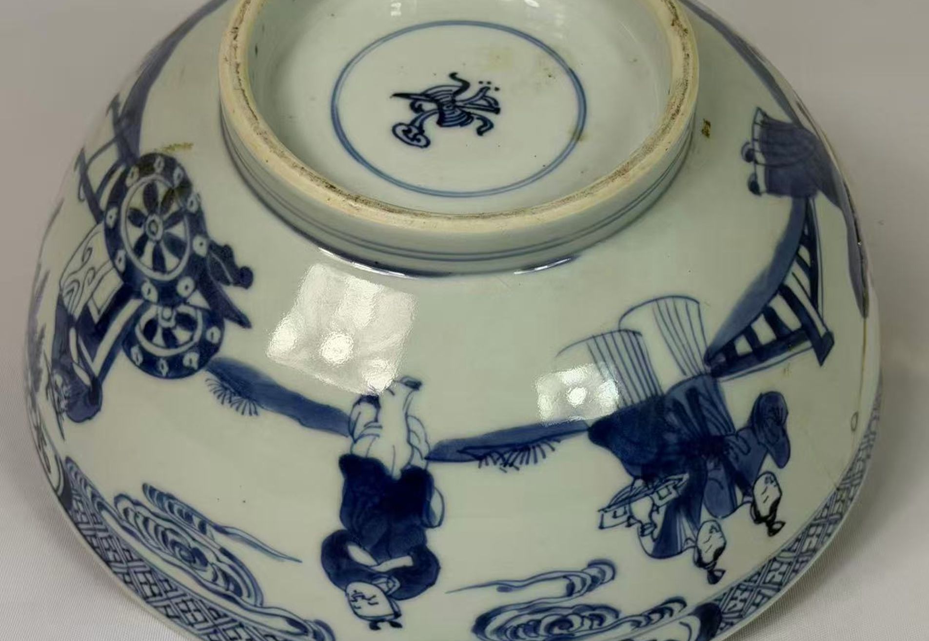 041 Kangxi-periode blauw-witte gedekte soepterrine met figuurdecor, Qing-dynastie