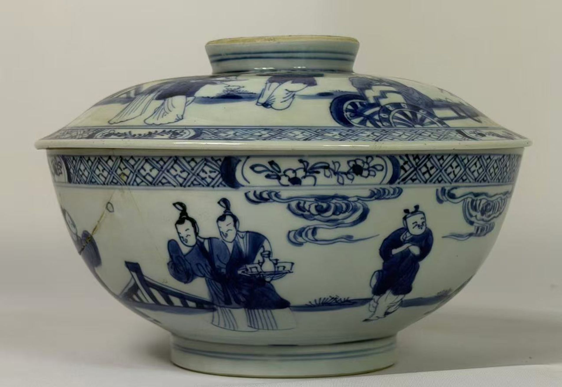041 Kangxi-periode blauw-witte gedekte soepterrine met figuurdecor, Qing-dynastie
