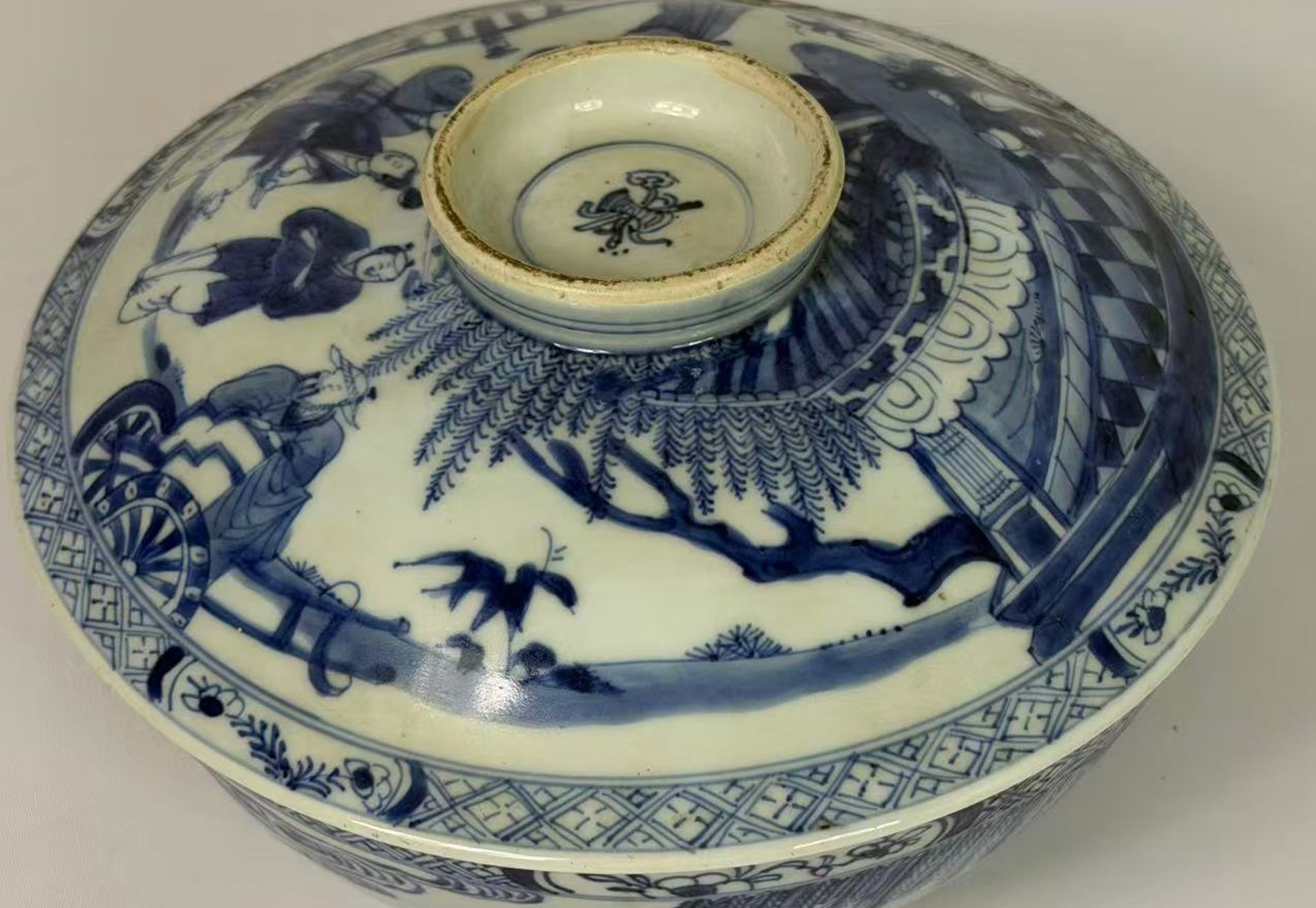 041 Kangxi-periode blauw-witte gedekte soepterrine met figuurdecor, Qing-dynastie