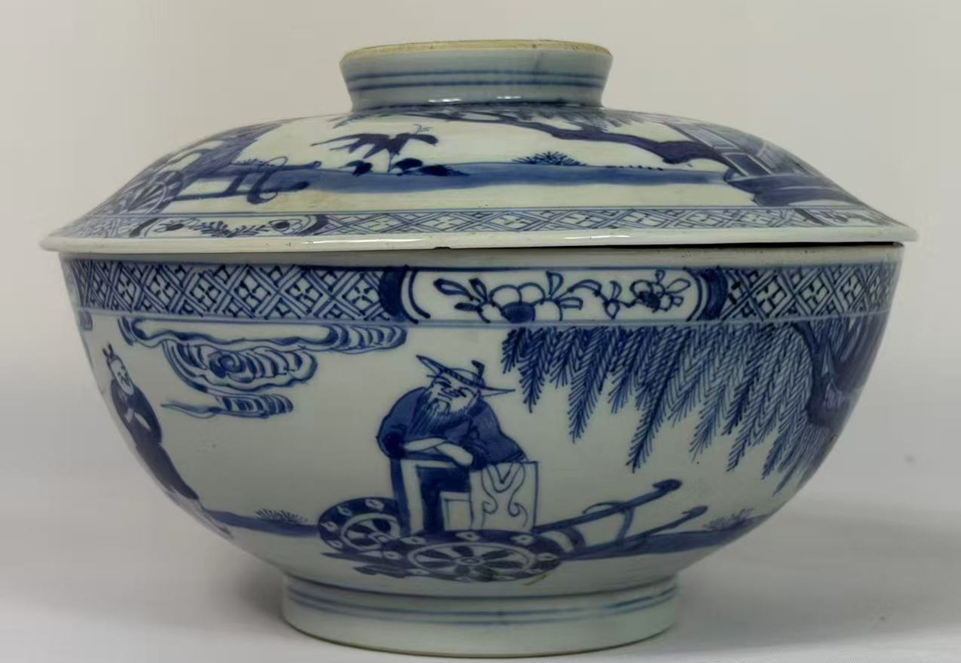 041 Kangxi-periode blauw-witte gedekte soepterrine met figuurdecor, Qing-dynastie