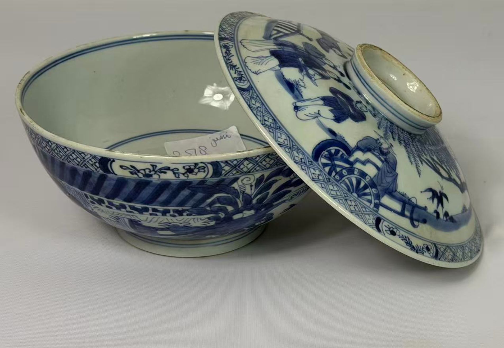 041 Kangxi-periode blauw-witte gedekte soepterrine met figuurdecor, Qing-dynastie