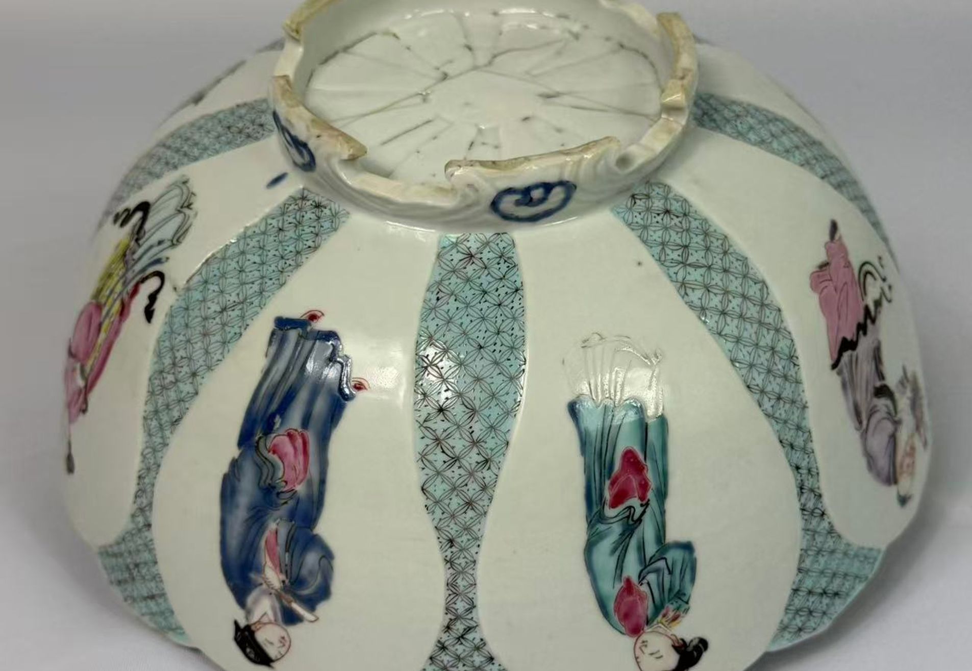 020 Yongzheng-periode famille rose kom met figuurdecor en gemodelleerd lotusmotief, Qing-dynastie