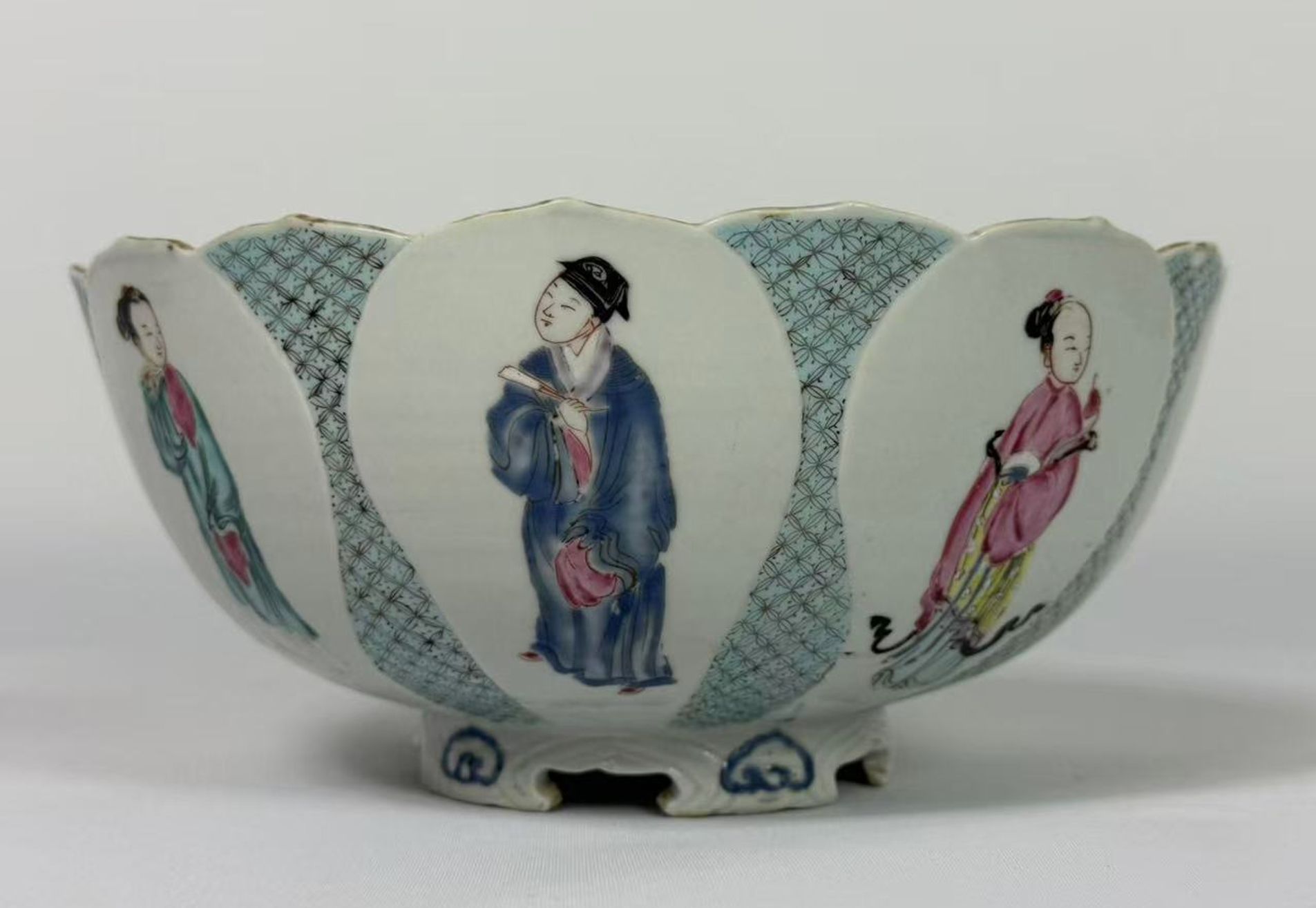 020 Yongzheng-periode famille rose kom met figuurdecor en gemodelleerd lotusmotief, Qing-dynastie