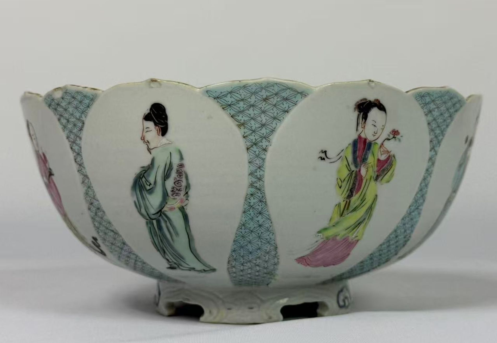 020 Yongzheng-periode famille rose kom met figuurdecor en gemodelleerd lotusmotief, Qing-dynastie