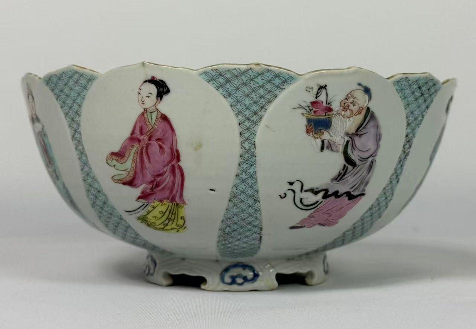 020 Yongzheng-periode famille rose kom met figuurdecor en gemodelleerd lotusmotief, Qing-dynastie