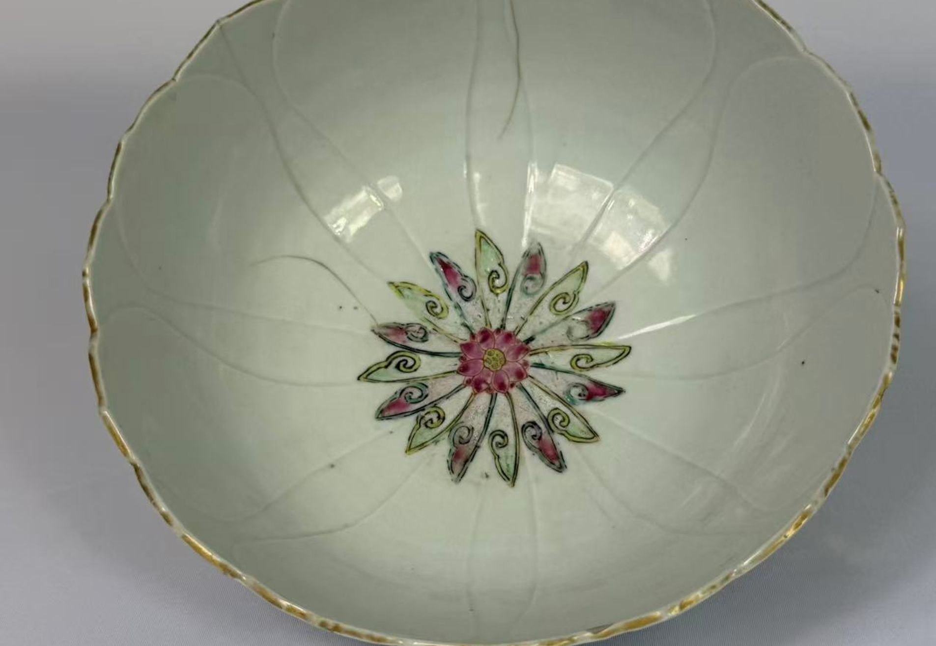 020 Yongzheng-periode famille rose kom met figuurdecor en gemodelleerd lotusmotief, Qing-dynastie