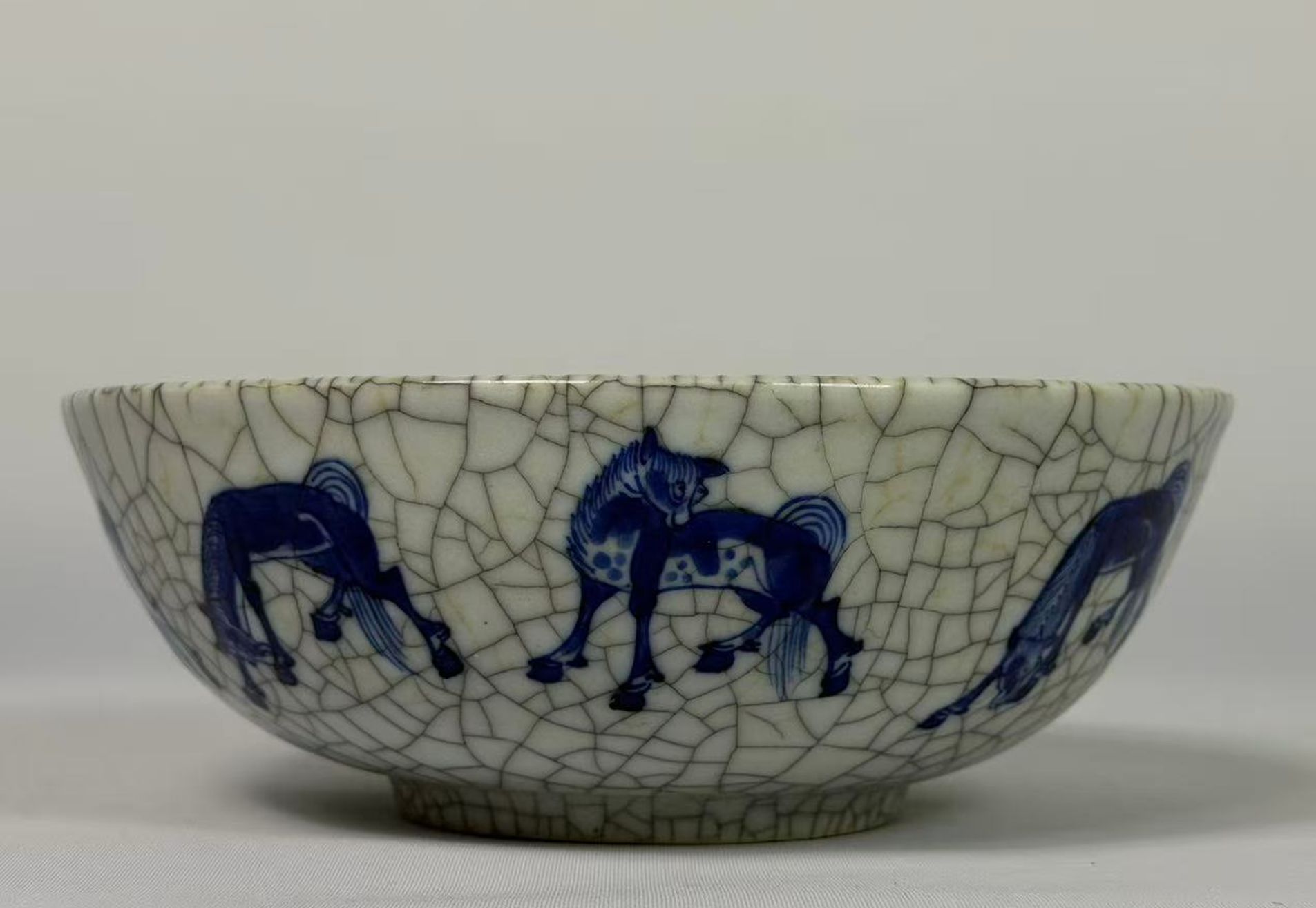 024 Qing Dynasty Blue and White ‘Mu Wang’s Eight Horses’ Bowl with Ge-Type Glaze