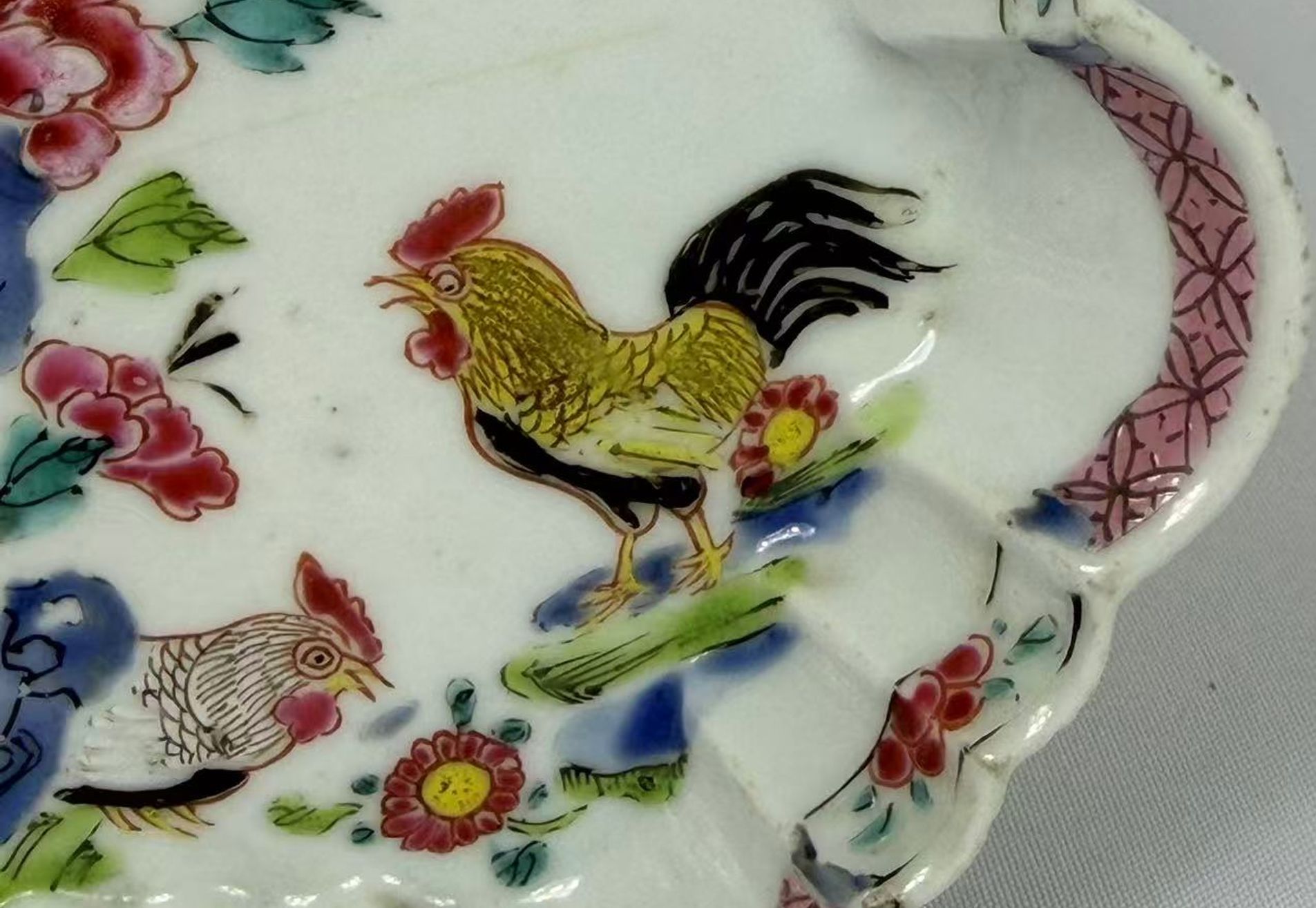 019 Een fraaie zeshoekige penseelwasbak uit de Yongzheng-periode, famille-rose, versierd met haan- en pioenroosmotieven