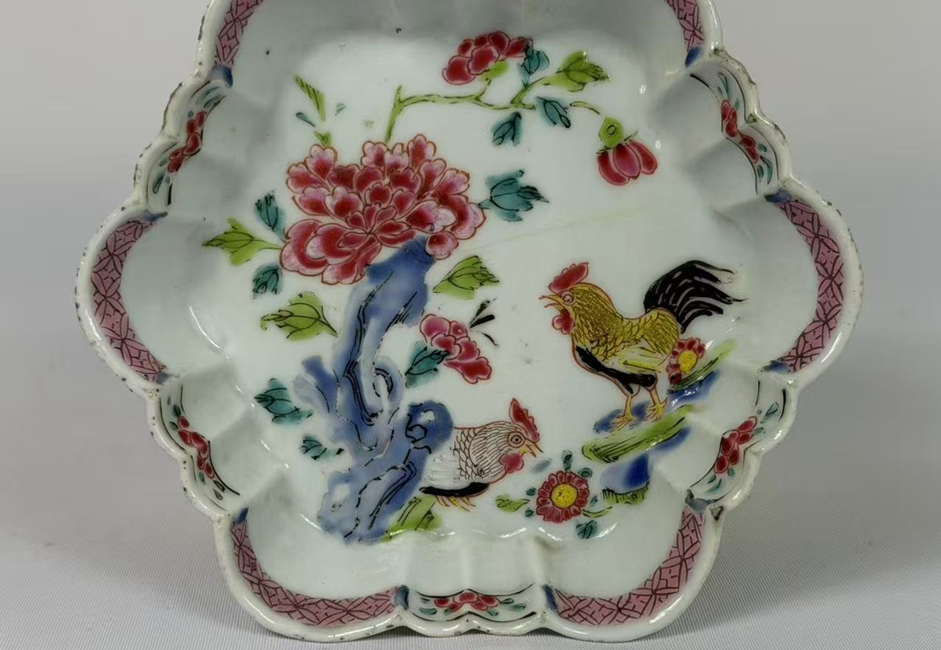 019 Een fraaie zeshoekige penseelwasbak uit de Yongzheng-periode, famille-rose, versierd met haan- en pioenroosmotieven