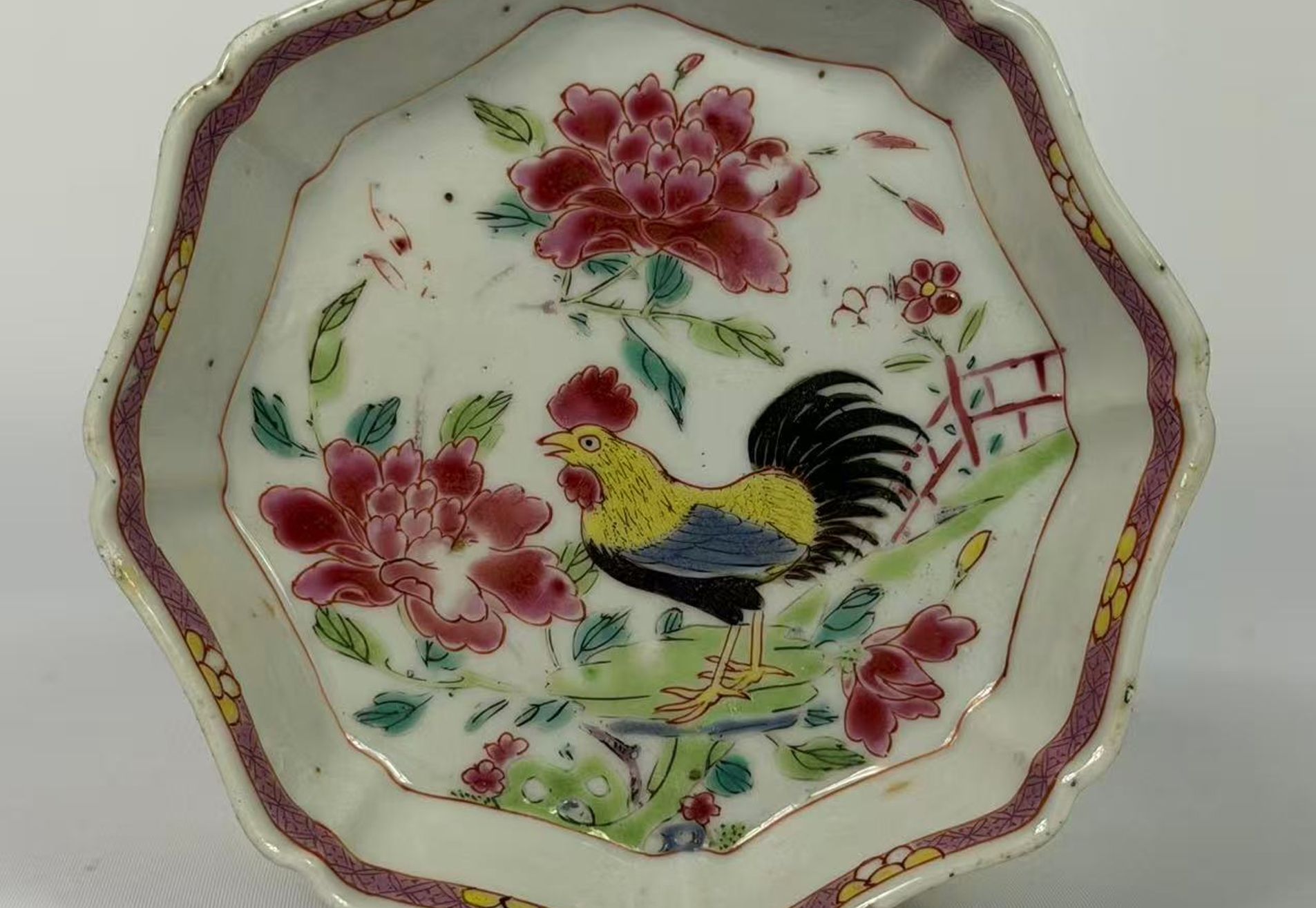 023 Yongzheng-periode famille rose penseelwasbak met haan- en pioenrozenmotief, Qing-dynastie