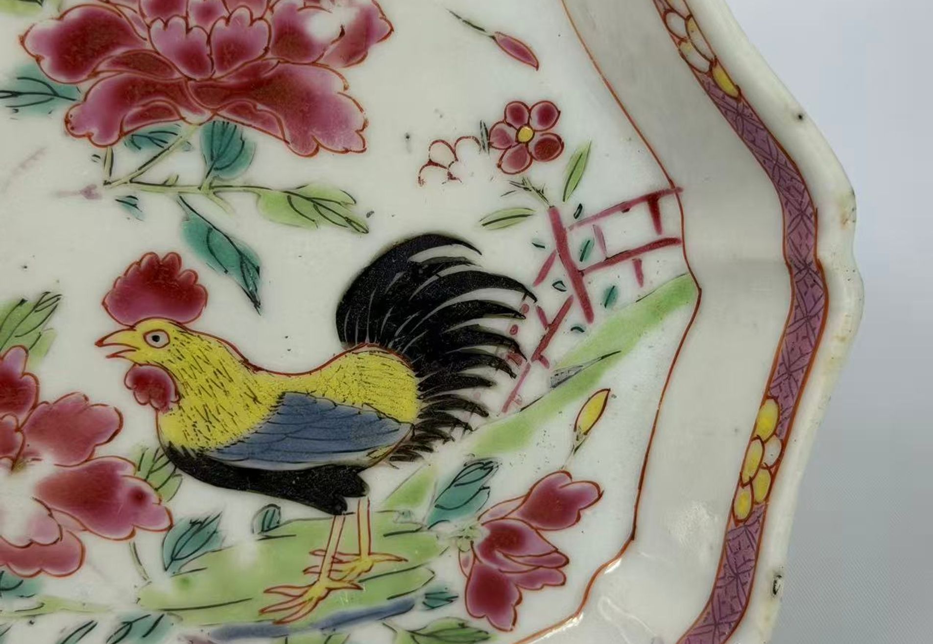 023 Yongzheng-periode famille rose penseelwasbak met haan- en pioenrozenmotief, Qing-dynastie