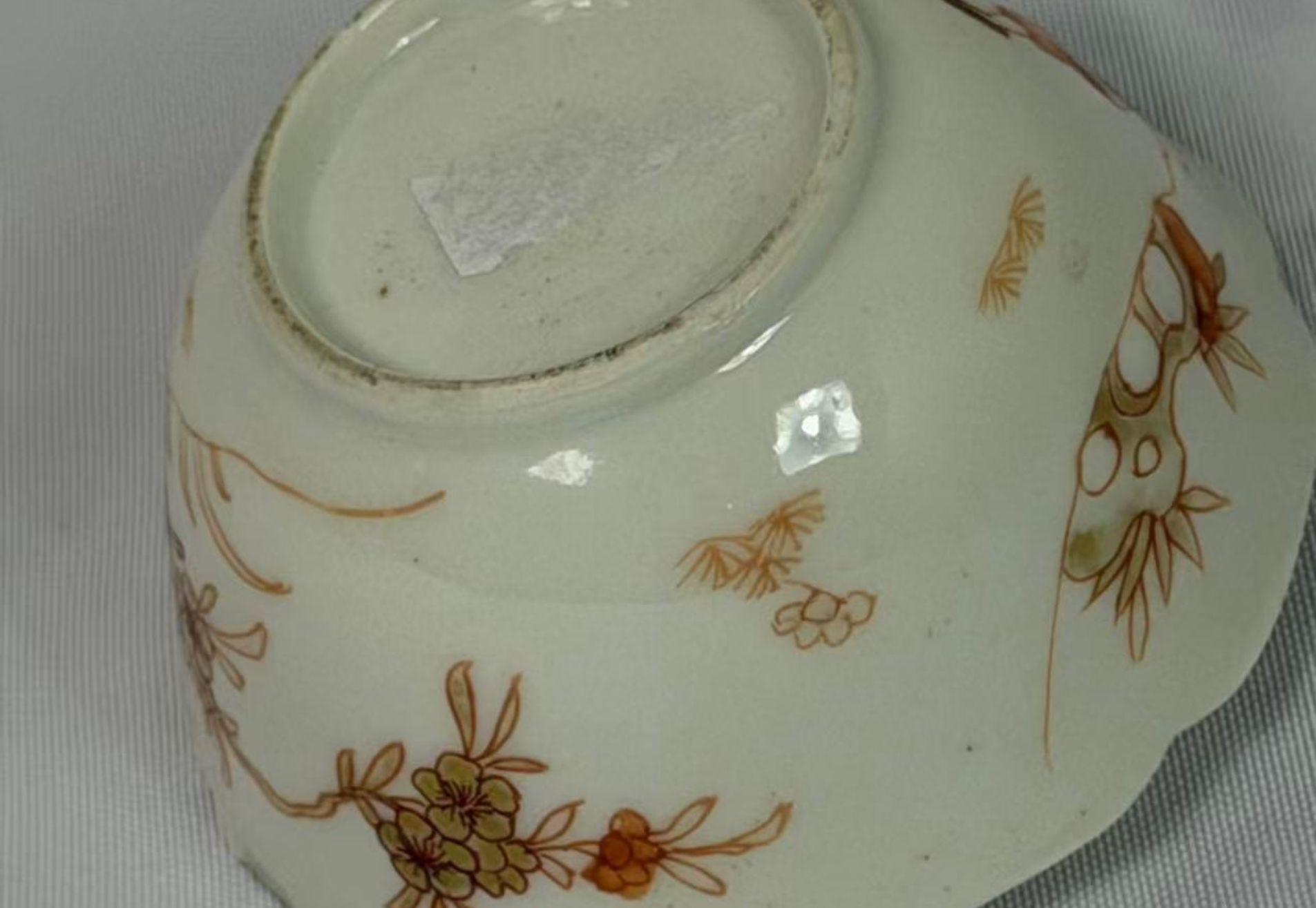 018 Kangxi-periode bloemige beker met cinnaberrood en gouddecor en ‘herderjongen’ motief, Qing-dynastie