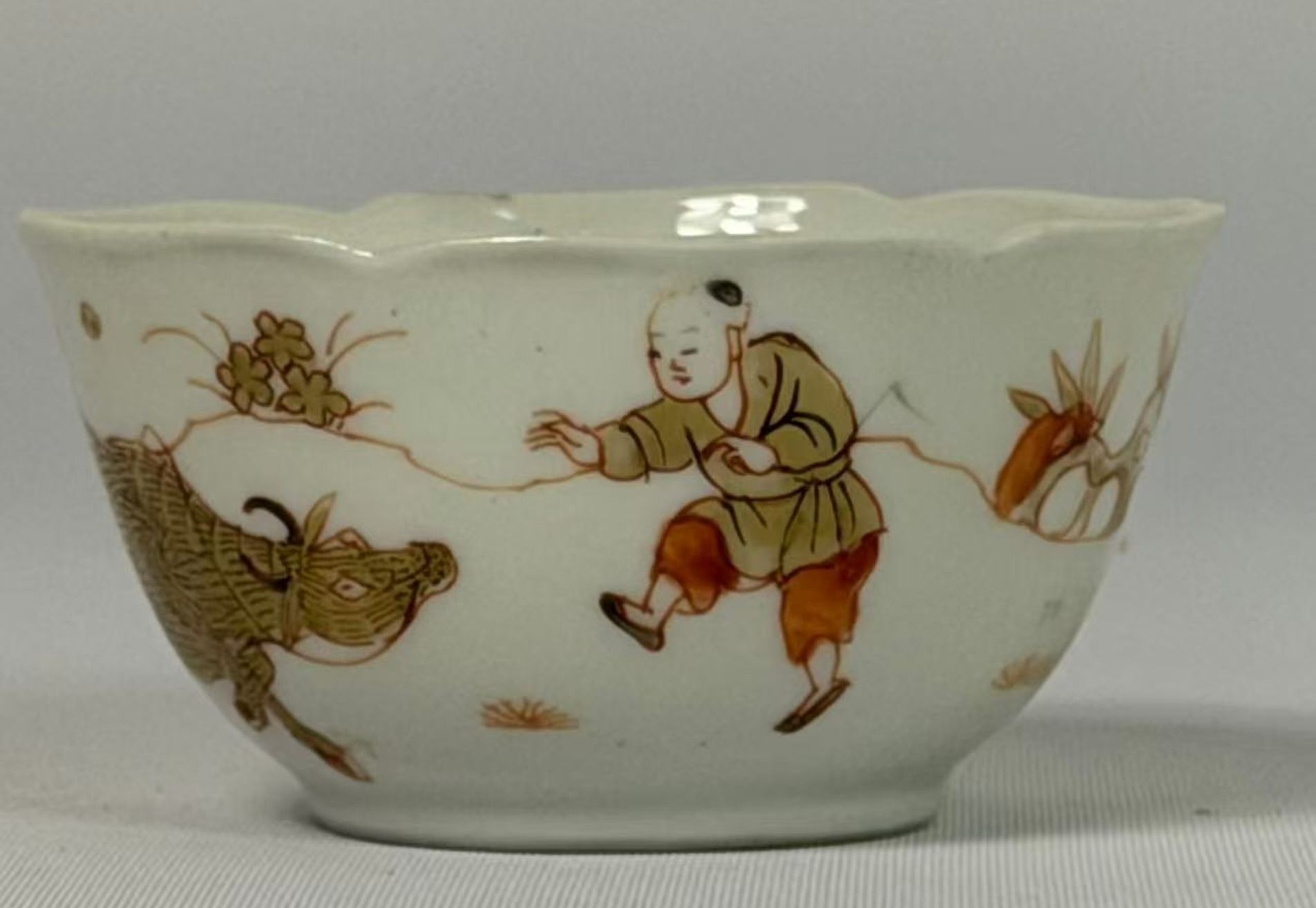 018 Kangxi-periode bloemige beker met cinnaberrood en gouddecor en ‘herderjongen’ motief, Qing-dynastie