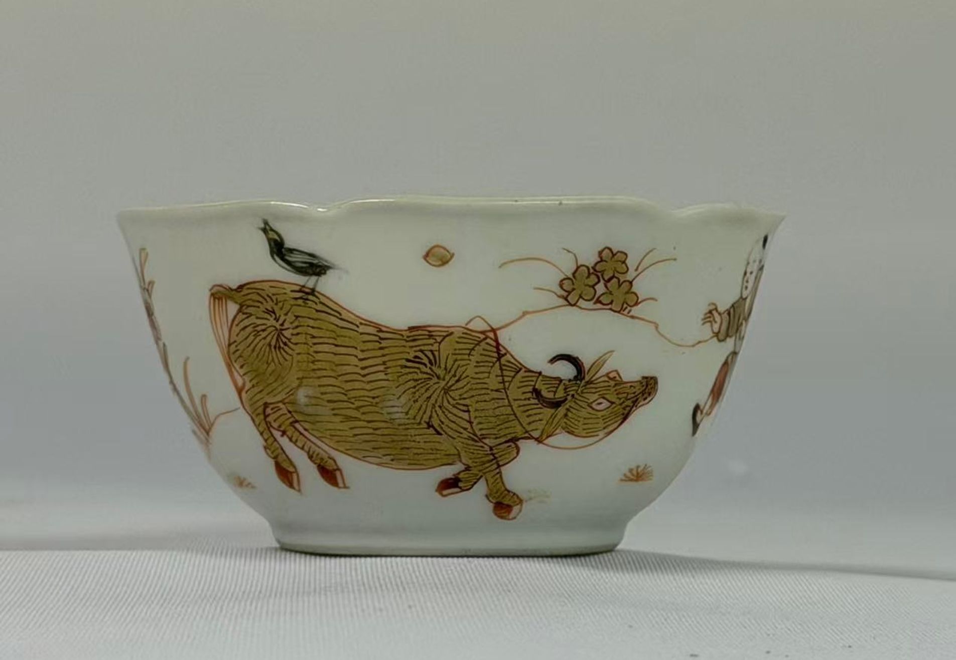 018 Kangxi-periode bloemige beker met cinnaberrood en gouddecor en ‘herderjongen’ motief, Qing-dynastie