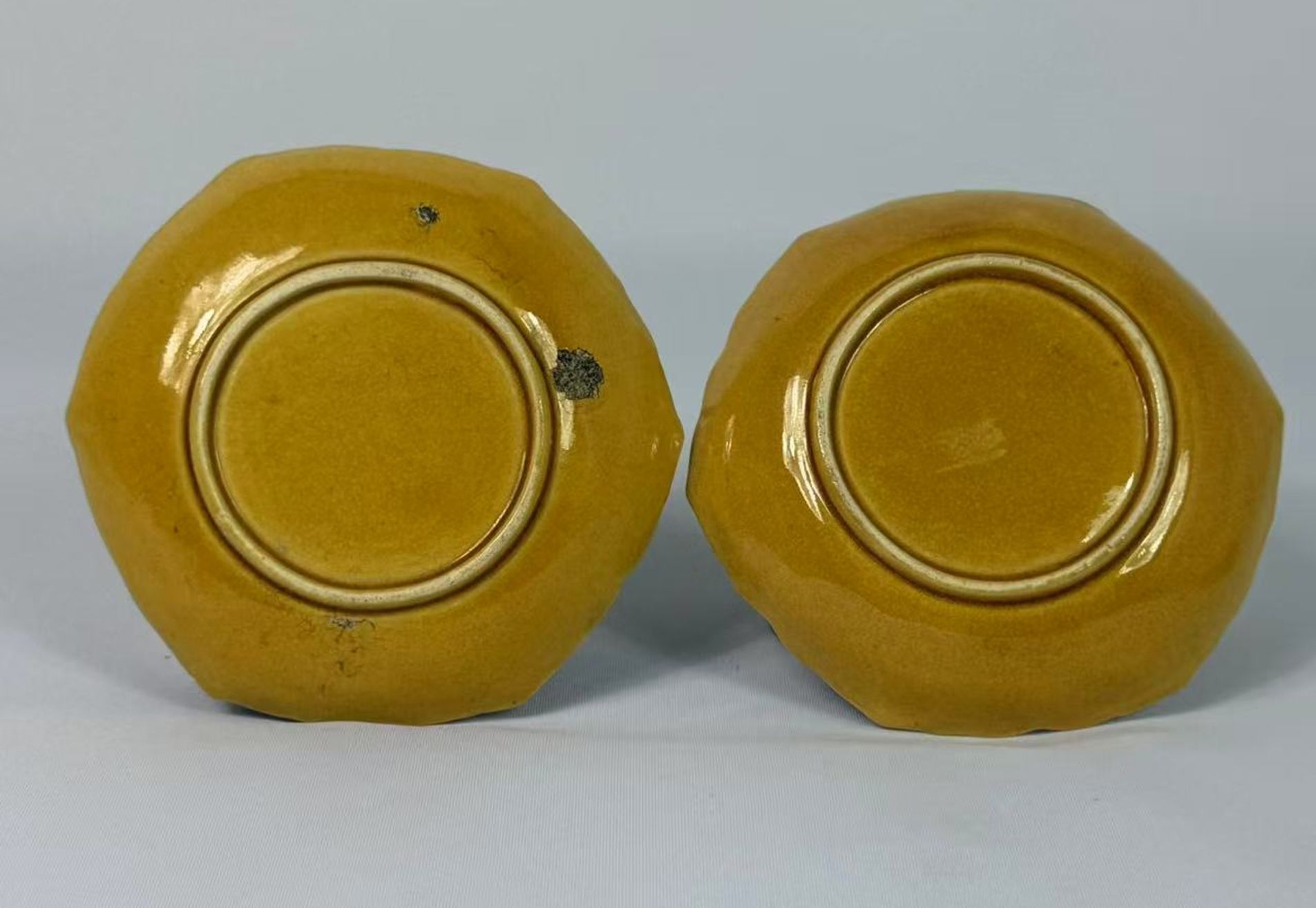 001 Late Qing Dynasty Yellow-Glazed Small Cup with Molded Dragon Decoration