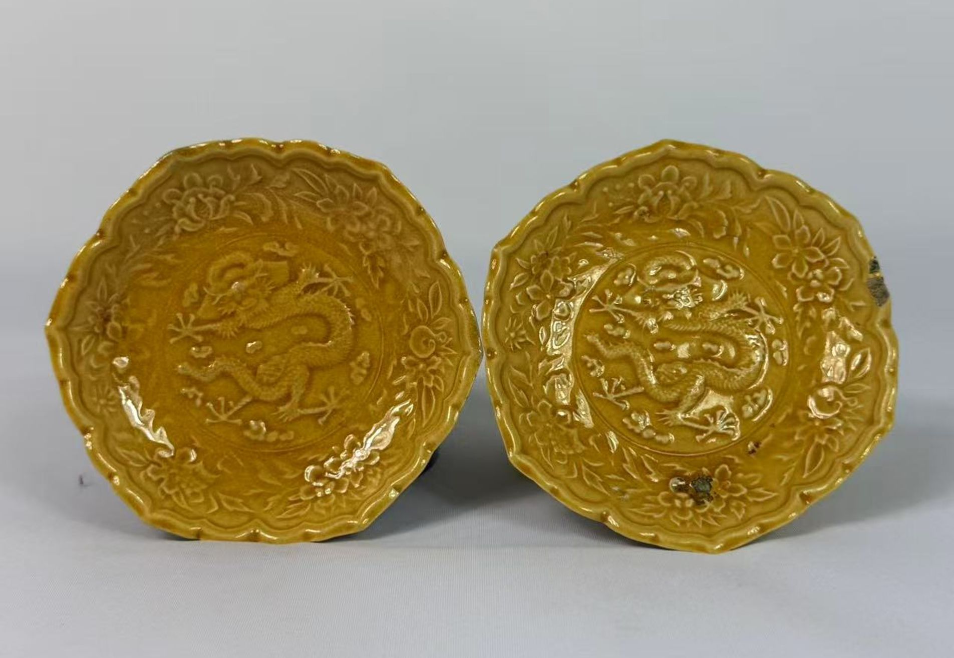 001 Late Qing Dynasty Yellow-Glazed Small Cup with Molded Dragon Decoration