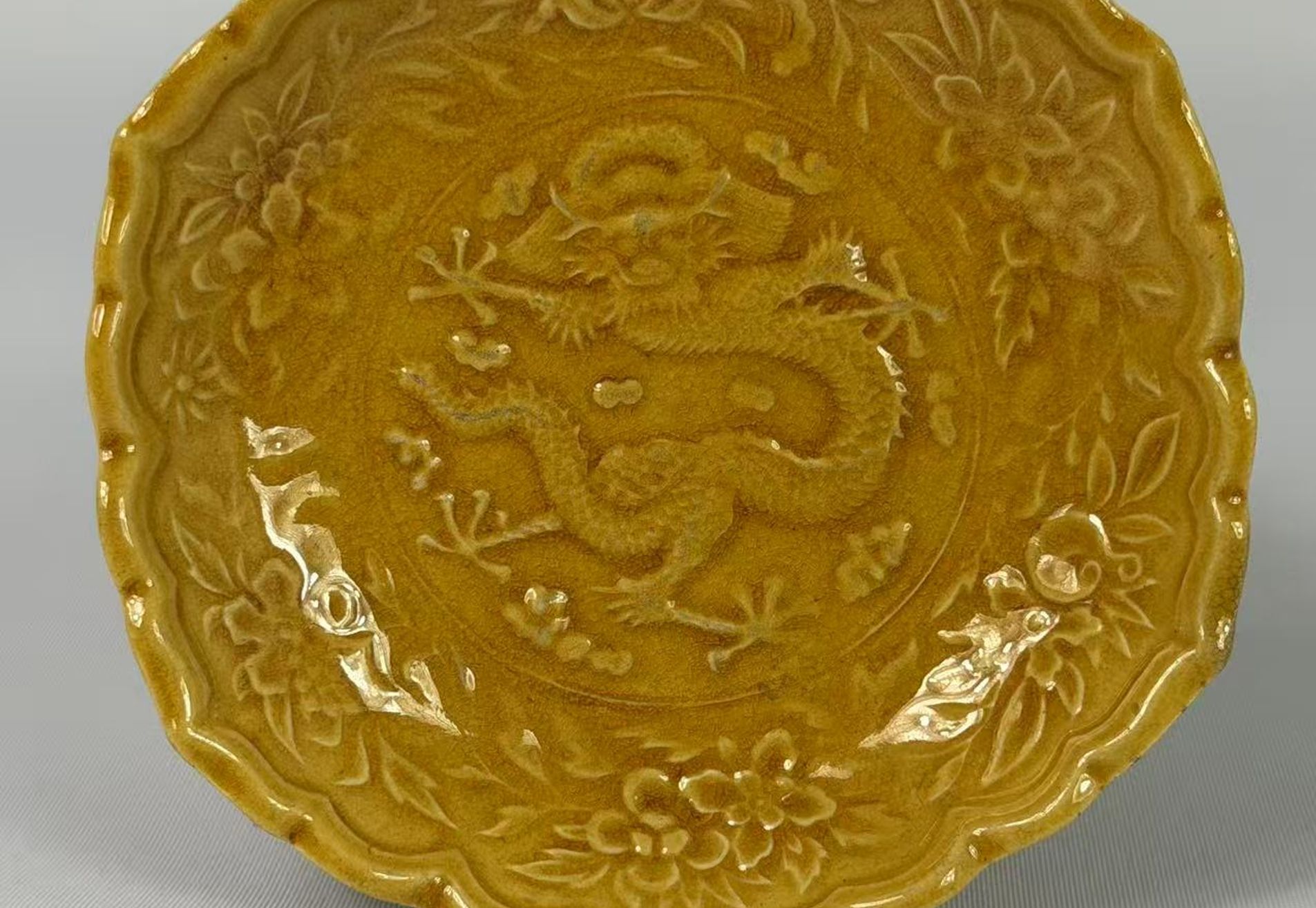 001 Late Qing Dynasty Yellow-Glazed Small Cup with Molded Dragon Decoration
