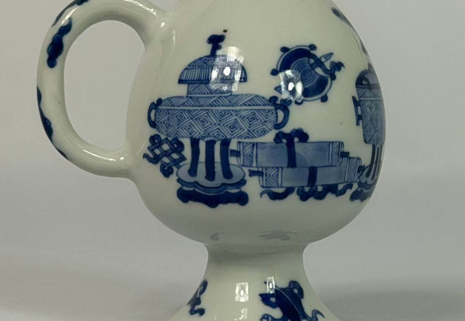 002 Kangxi-periode blauw-witte ‘Bogu’ (antieke schatten) melkkan, Qing-dynastie