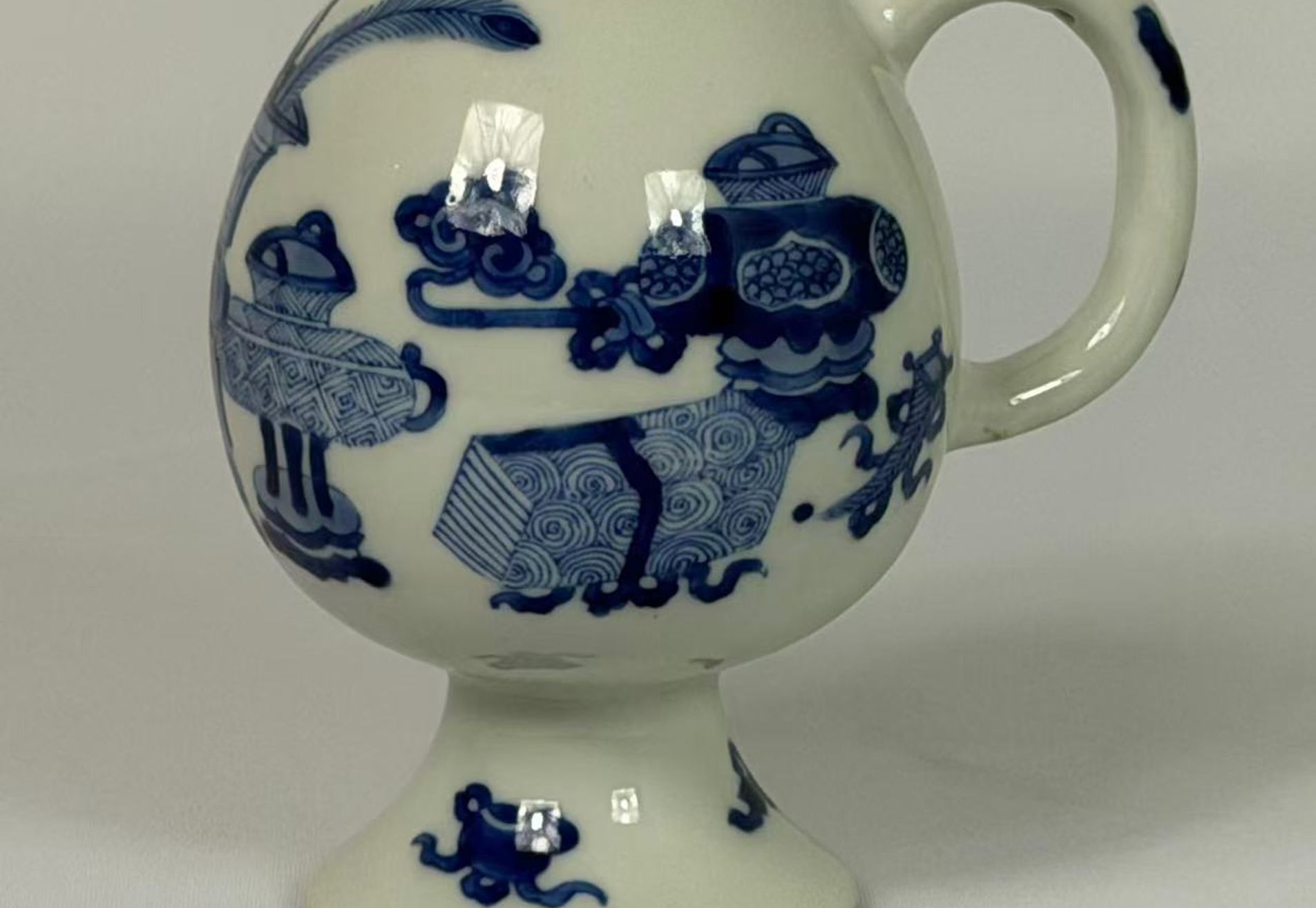 002 Kangxi-periode blauw-witte ‘Bogu’ (antieke schatten) melkkan, Qing-dynastie