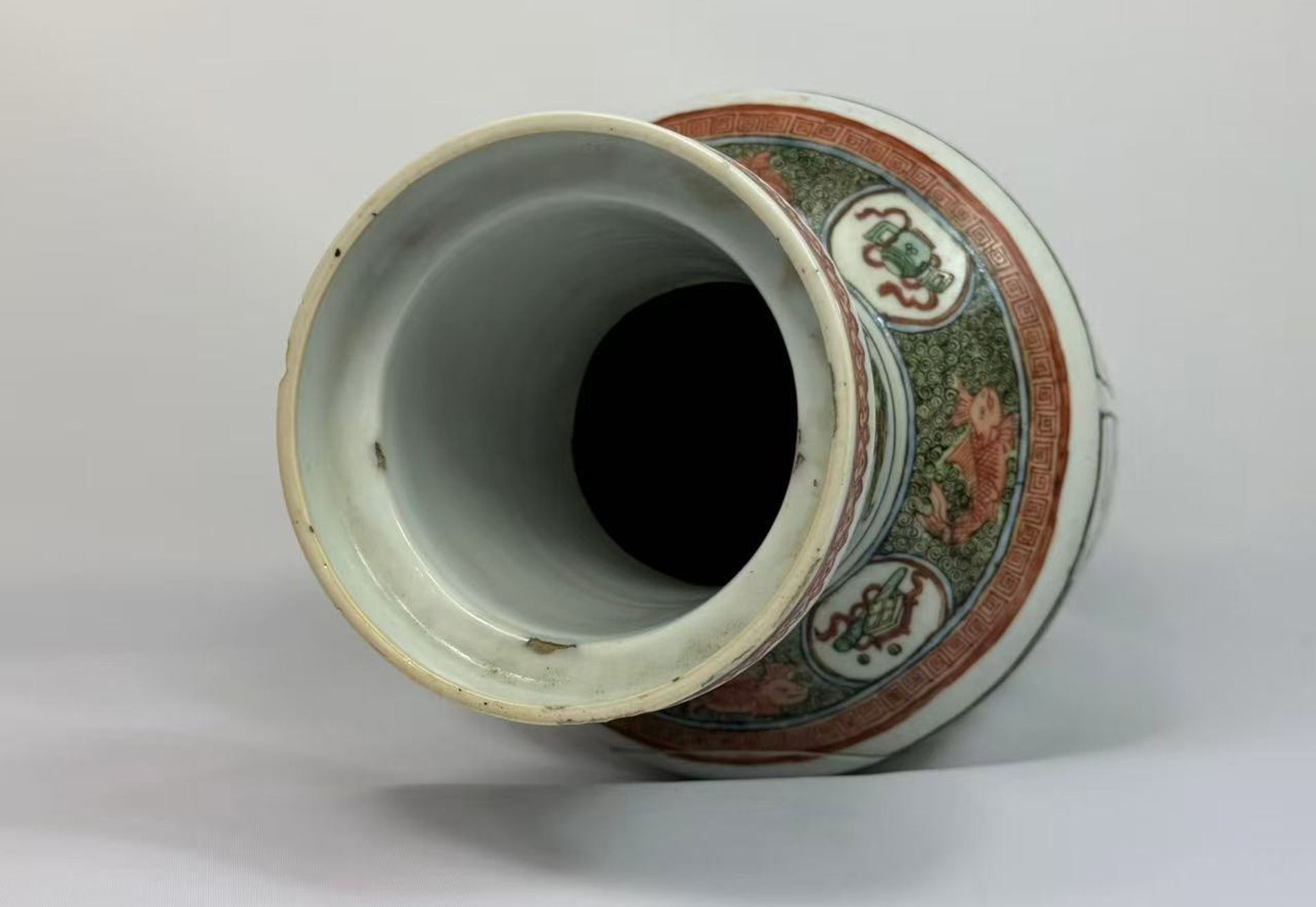 008 Laat Qing-dynastie wucai vaas in knotsvorm met ‘Water Margin’ figuurdecor